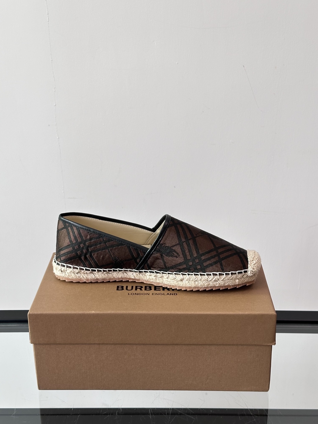 Burberry 帆布格纹一脚蹬男鞋👞！鞋面依旧是经典Vintage格纹设计，内里小牛皮 垫脚也是小牛皮