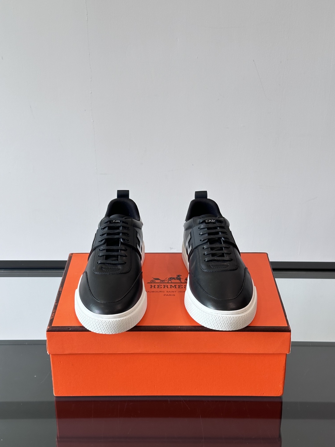 Hermès/爱马仕 男士keeP皮革休闲运动鞋👟这款运动鞋设计线条简约流畅，结合空气动力学设计的3CM