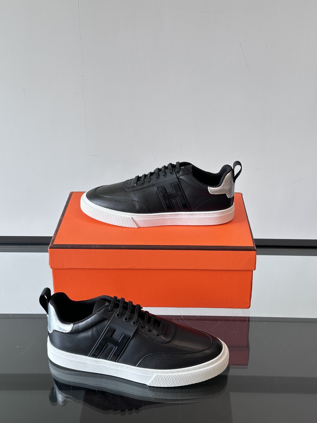 Hermès/爱马仕 男士keeP皮革休闲运动鞋👟这款运动鞋设计线条简约流畅，结合空气动力学设计的3CM