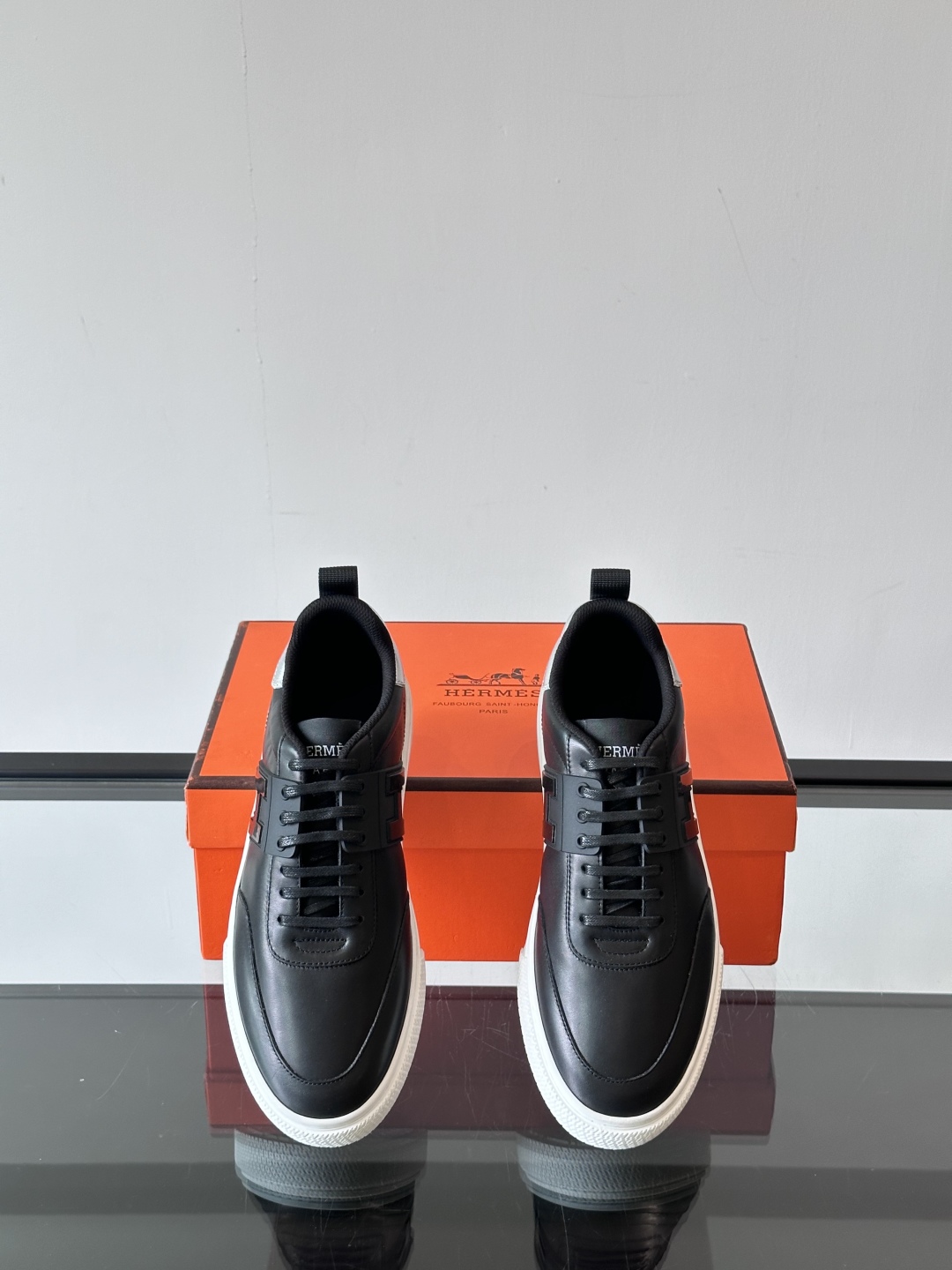 Hermès/爱马仕 男士keeP皮革休闲运动鞋👟这款运动鞋设计线条简约流畅，结合空气动力学设计的3CM