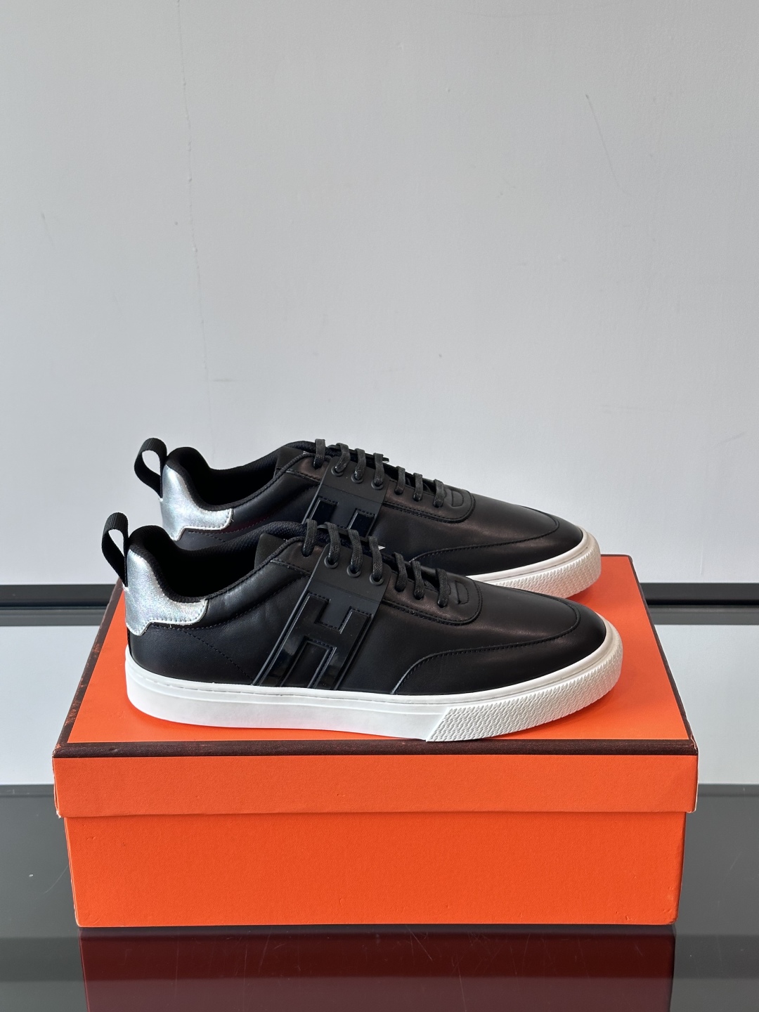 Hermès/爱马仕 男士keeP皮革休闲运动鞋👟这款运动鞋设计线条简约流畅，结合空气动力学设计的3CM