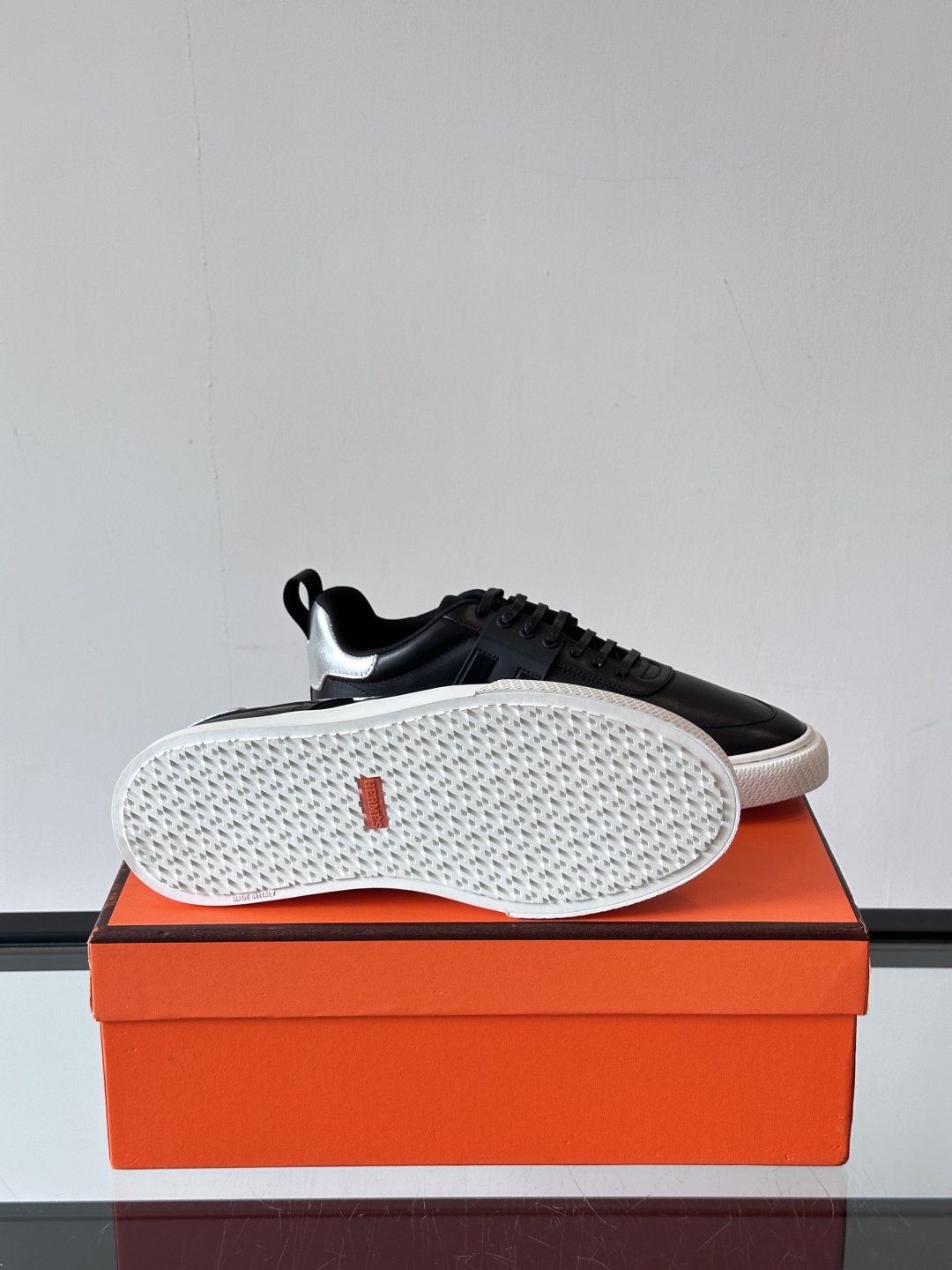Hermès/爱马仕 男士keeP皮革休闲运动鞋👟这款运动鞋设计线条简约流畅，结合空气动力学设计的3CM