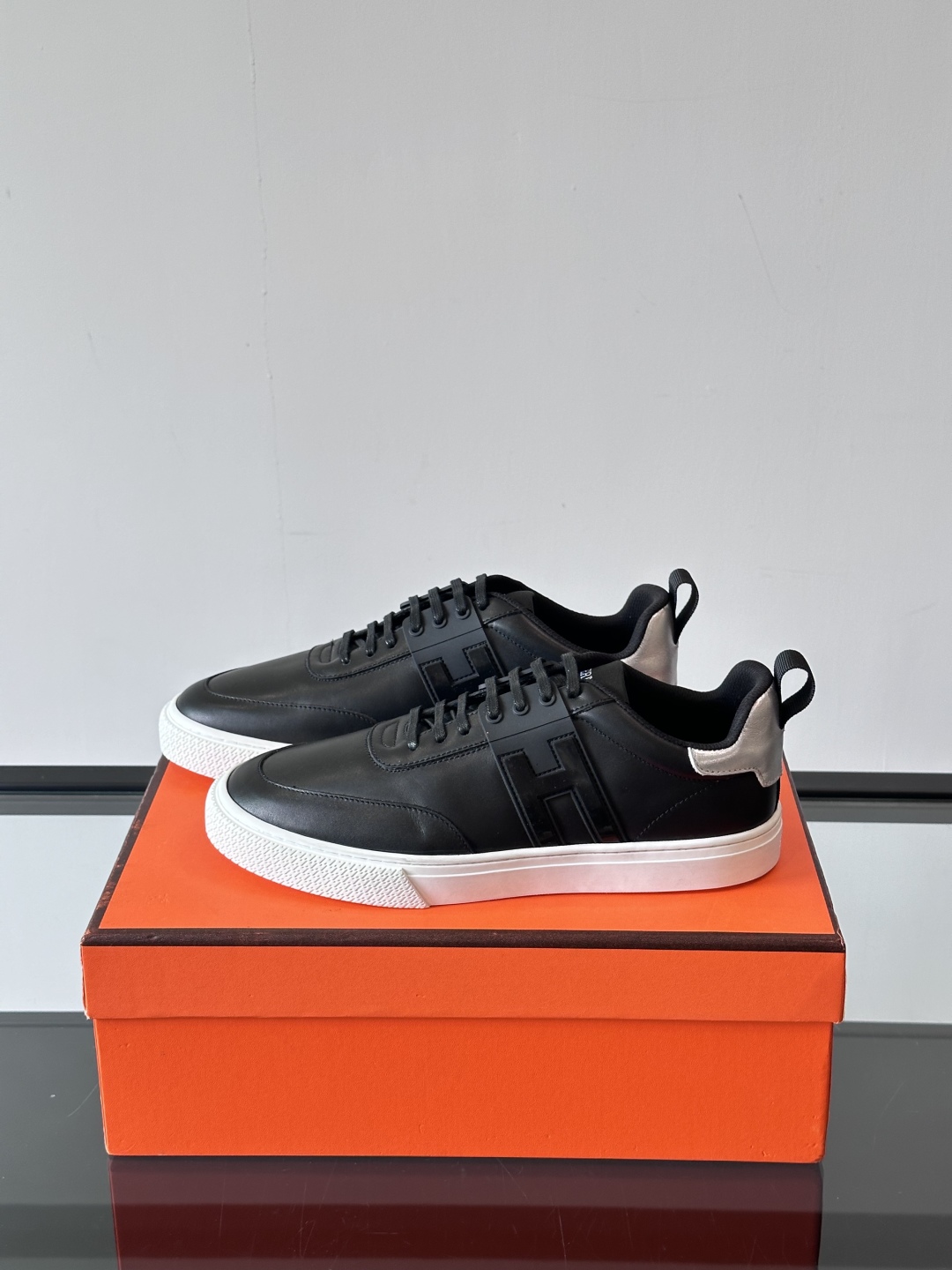 Hermès/爱马仕 男士keeP皮革休闲运动鞋👟这款运动鞋设计线条简约流畅，结合空气动力学设计的3CM