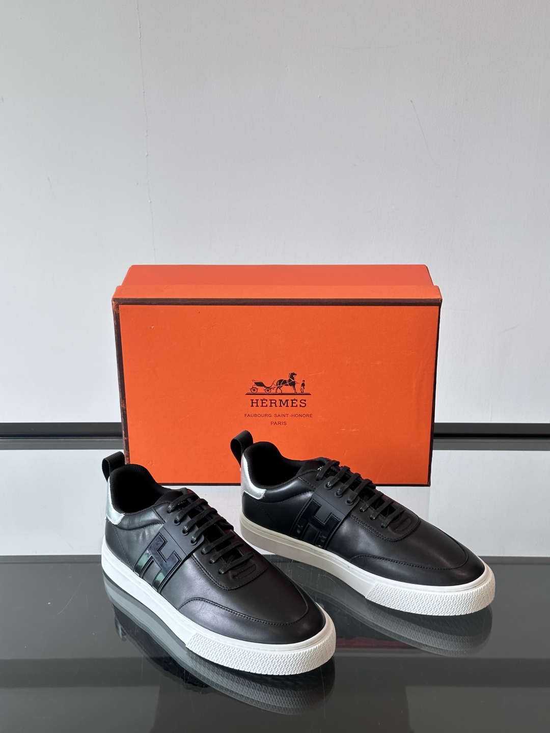 Hermès/爱马仕 男士keeP皮革休闲运动鞋👟这款运动鞋设计线条简约流畅，结合空气动力学设计的3CM