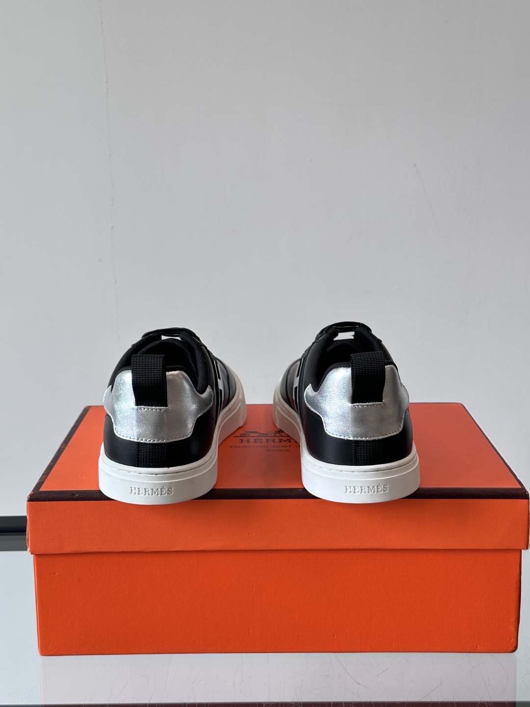 Hermès/爱马仕 男士keeP皮革休闲运动鞋👟这款运动鞋设计线条简约流畅，结合空气动力学设计的3CM