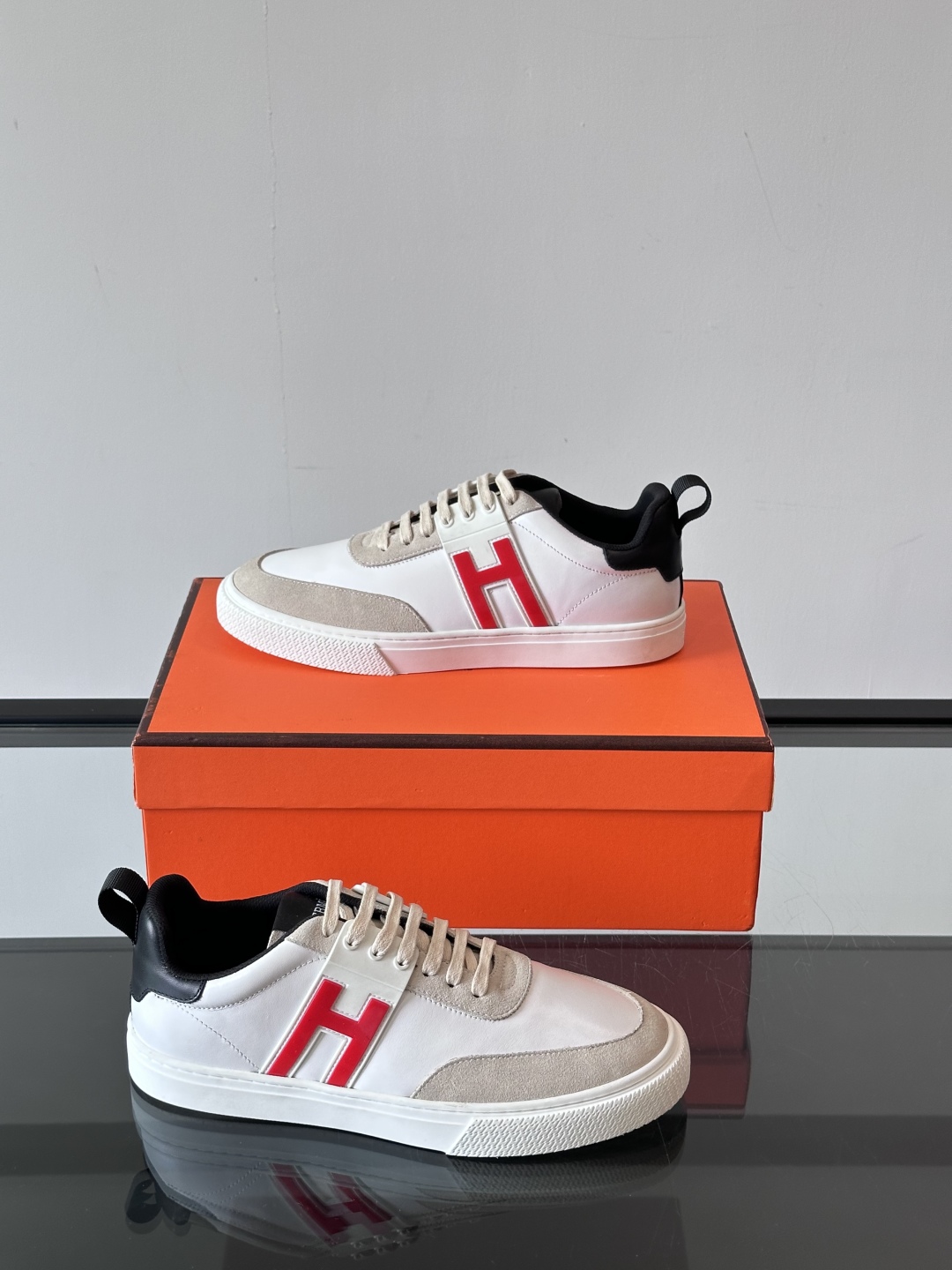 Hermès/爱马仕 男士keeP皮革休闲运动鞋👟这款运动鞋设计线条简约流畅，结合空气动力学设计的3CM