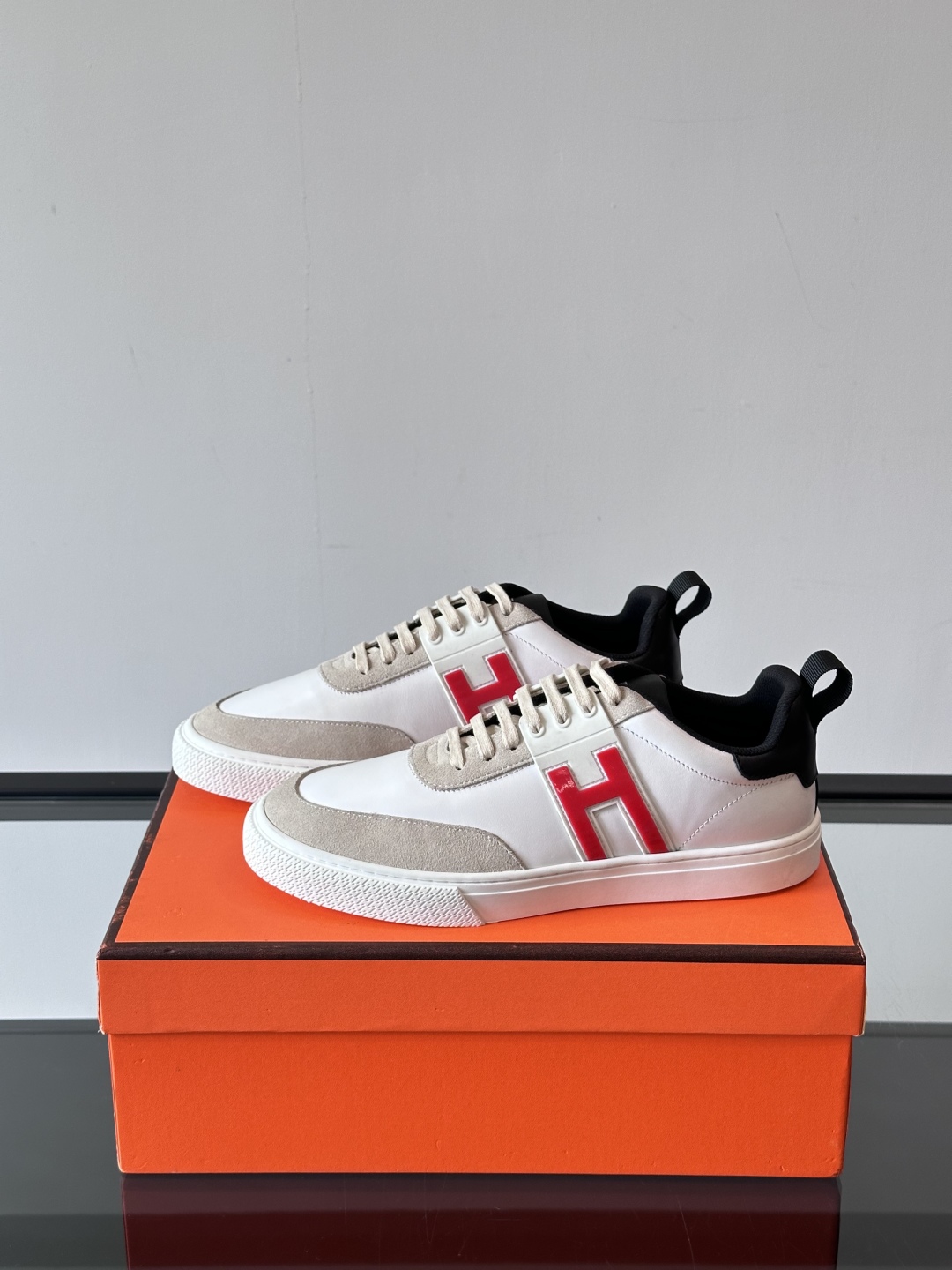 Hermès/爱马仕 男士keeP皮革休闲运动鞋👟这款运动鞋设计线条简约流畅，结合空气动力学设计的3CM