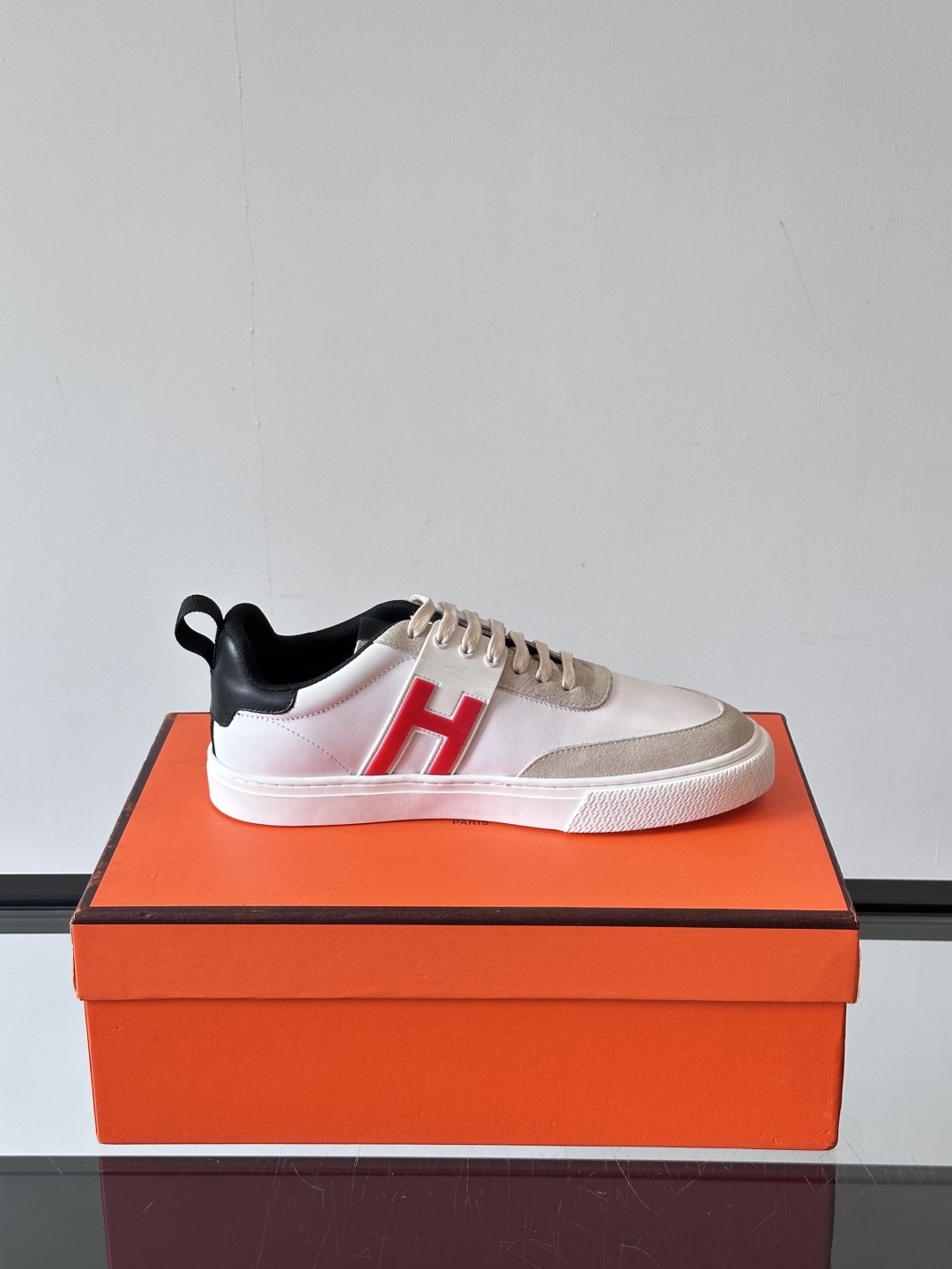 Hermès/爱马仕 男士keeP皮革休闲运动鞋👟这款运动鞋设计线条简约流畅，结合空气动力学设计的3CM