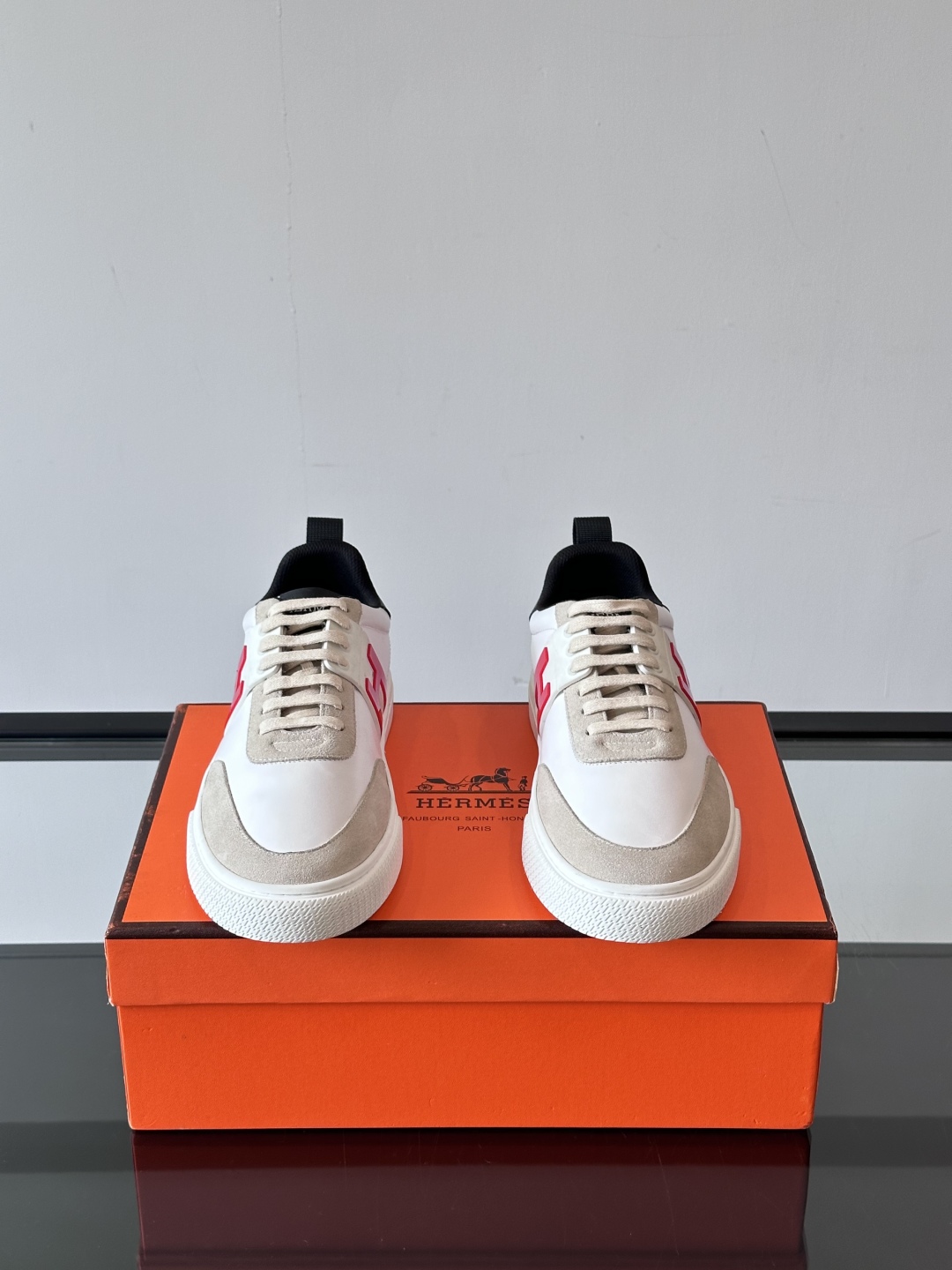 Hermès/爱马仕 男士keeP皮革休闲运动鞋👟这款运动鞋设计线条简约流畅，结合空气动力学设计的3CM