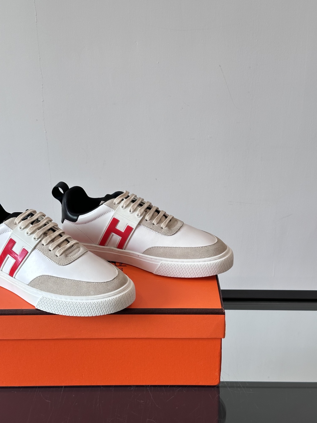 Hermès/爱马仕 男士keeP皮革休闲运动鞋👟这款运动鞋设计线条简约流畅，结合空气动力学设计的3CM