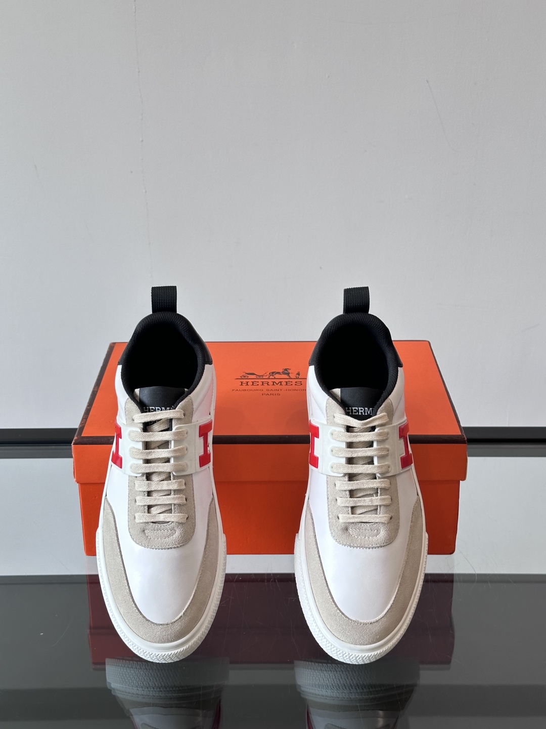 Hermès/爱马仕 男士keeP皮革休闲运动鞋👟这款运动鞋设计线条简约流畅，结合空气动力学设计的3CM