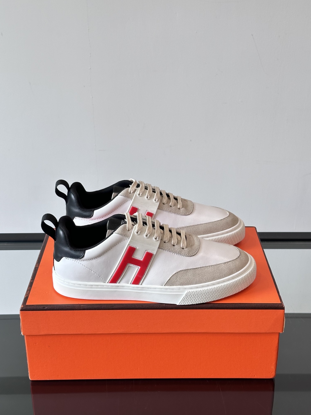 Hermès/爱马仕 男士keeP皮革休闲运动鞋👟这款运动鞋设计线条简约流畅，结合空气动力学设计的3CM