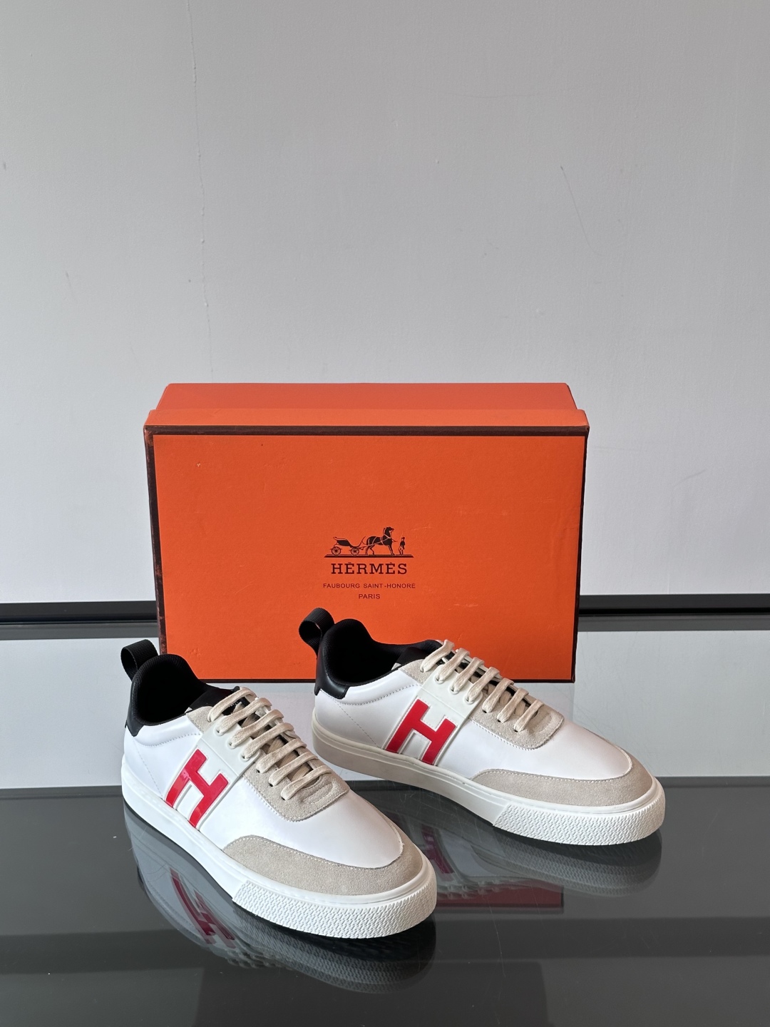 Hermès/爱马仕 男士keeP皮革休闲运动鞋👟这款运动鞋设计线条简约流畅，结合空气动力学设计的3CM