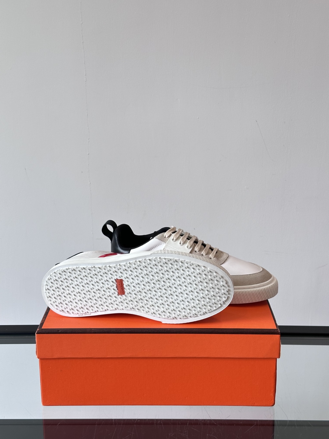Hermès/爱马仕 男士keeP皮革休闲运动鞋👟这款运动鞋设计线条简约流畅，结合空气动力学设计的3CM