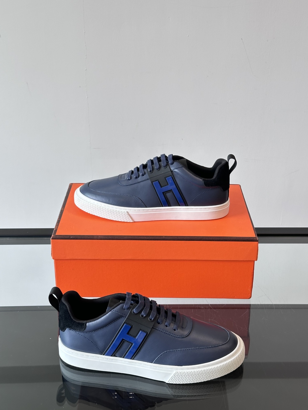 Hermès/爱马仕 男士keeP皮革休闲运动鞋👟这款运动鞋设计线条简约流畅，结合空气动力学设计的3CM