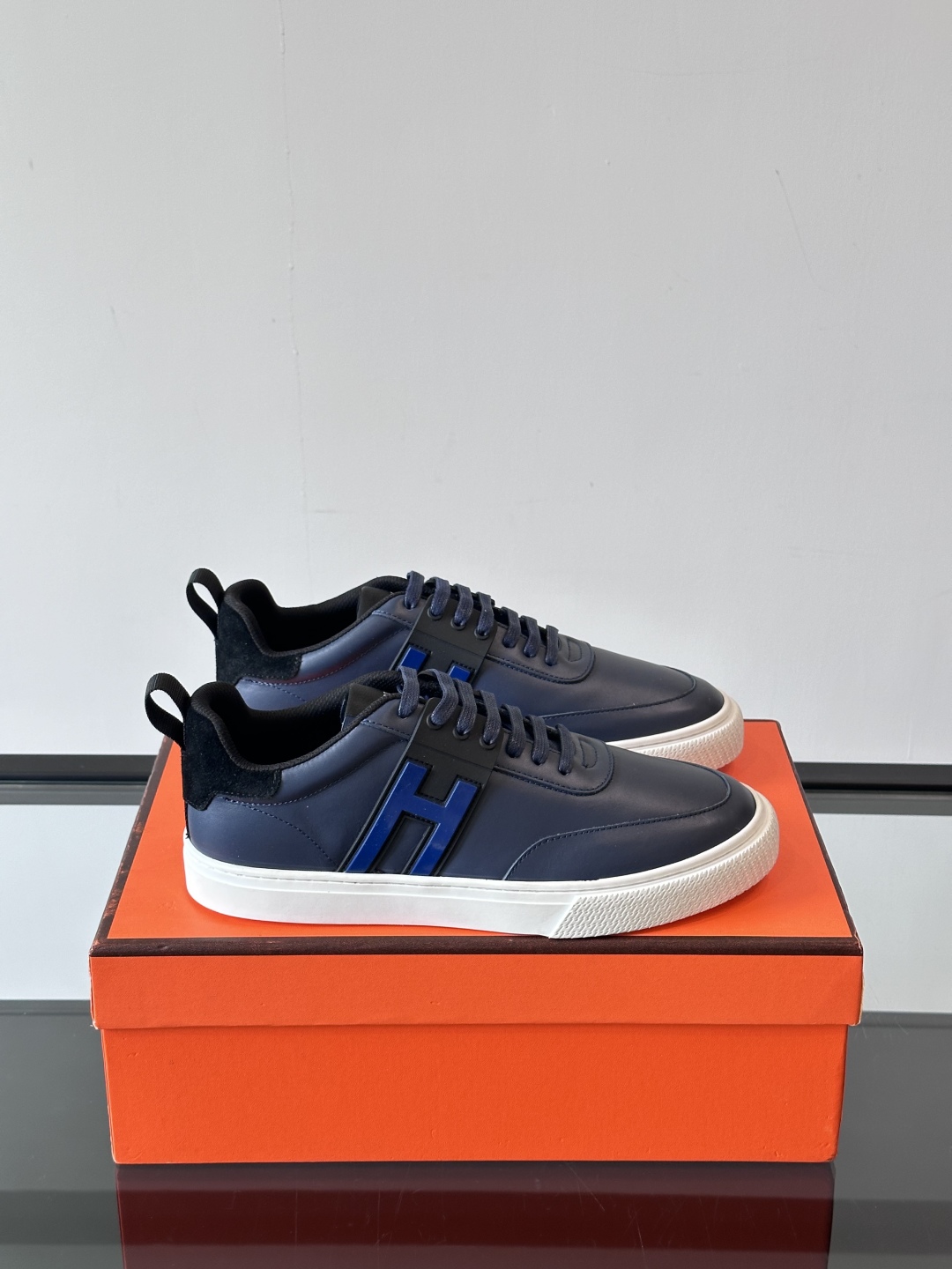 Hermès/爱马仕 男士keeP皮革休闲运动鞋👟这款运动鞋设计线条简约流畅，结合空气动力学设计的3CM