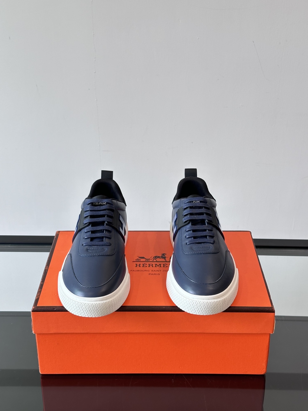 Hermès/爱马仕 男士keeP皮革休闲运动鞋👟这款运动鞋设计线条简约流畅，结合空气动力学设计的3CM