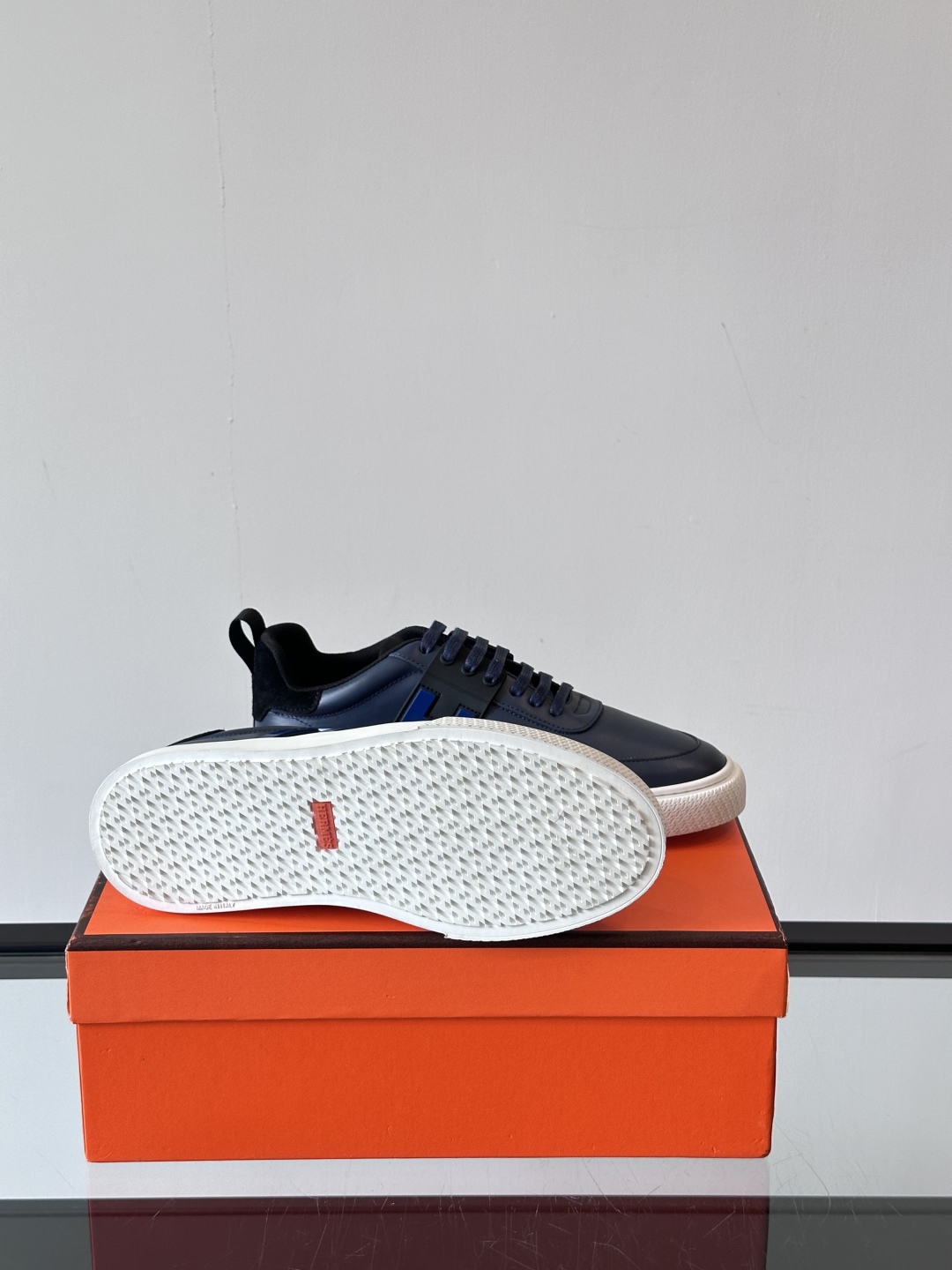 Hermès/爱马仕 男士keeP皮革休闲运动鞋👟这款运动鞋设计线条简约流畅，结合空气动力学设计的3CM
