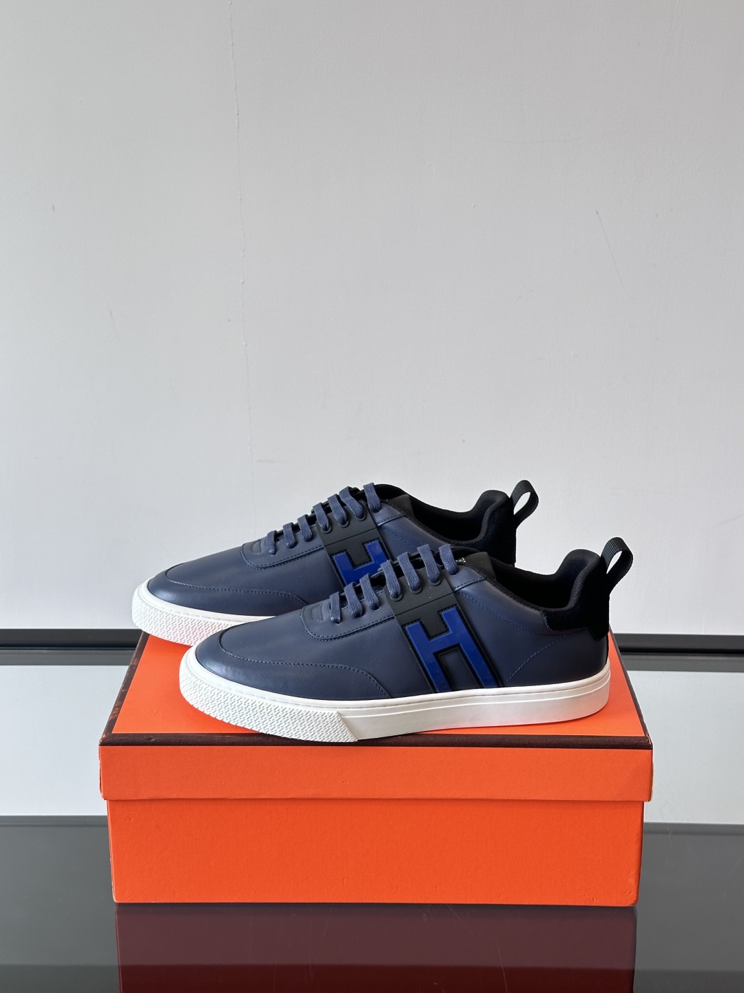 Hermès/爱马仕 男士keeP皮革休闲运动鞋👟这款运动鞋设计线条简约流畅，结合空气动力学设计的3CM