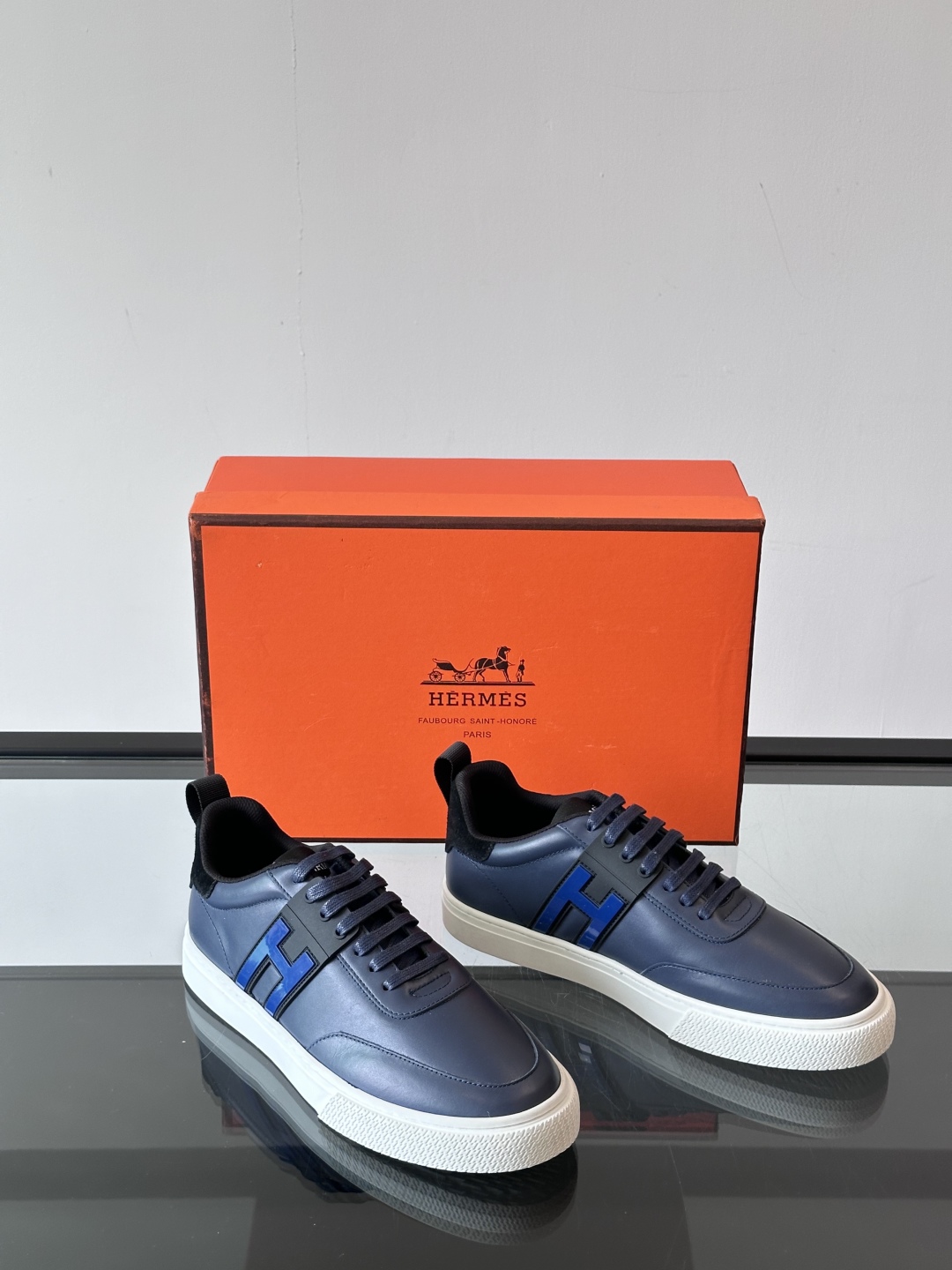 Hermès/爱马仕 男士keeP皮革休闲运动鞋👟这款运动鞋设计线条简约流畅，结合空气动力学设计的3CM