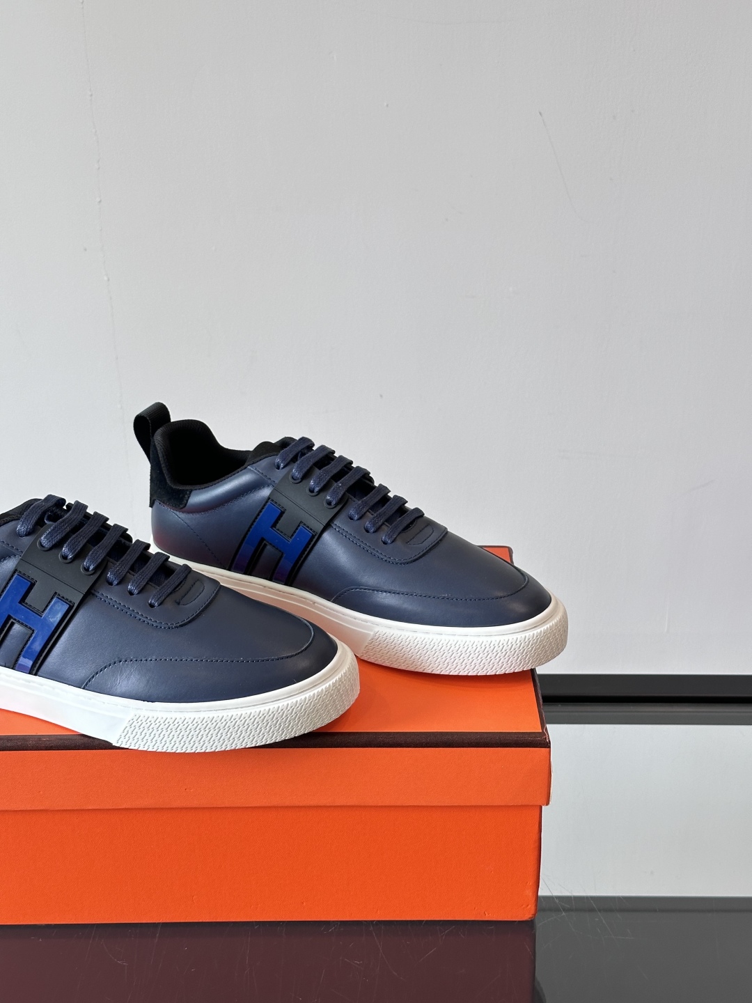 Hermès/爱马仕 男士keeP皮革休闲运动鞋👟这款运动鞋设计线条简约流畅，结合空气动力学设计的3CM