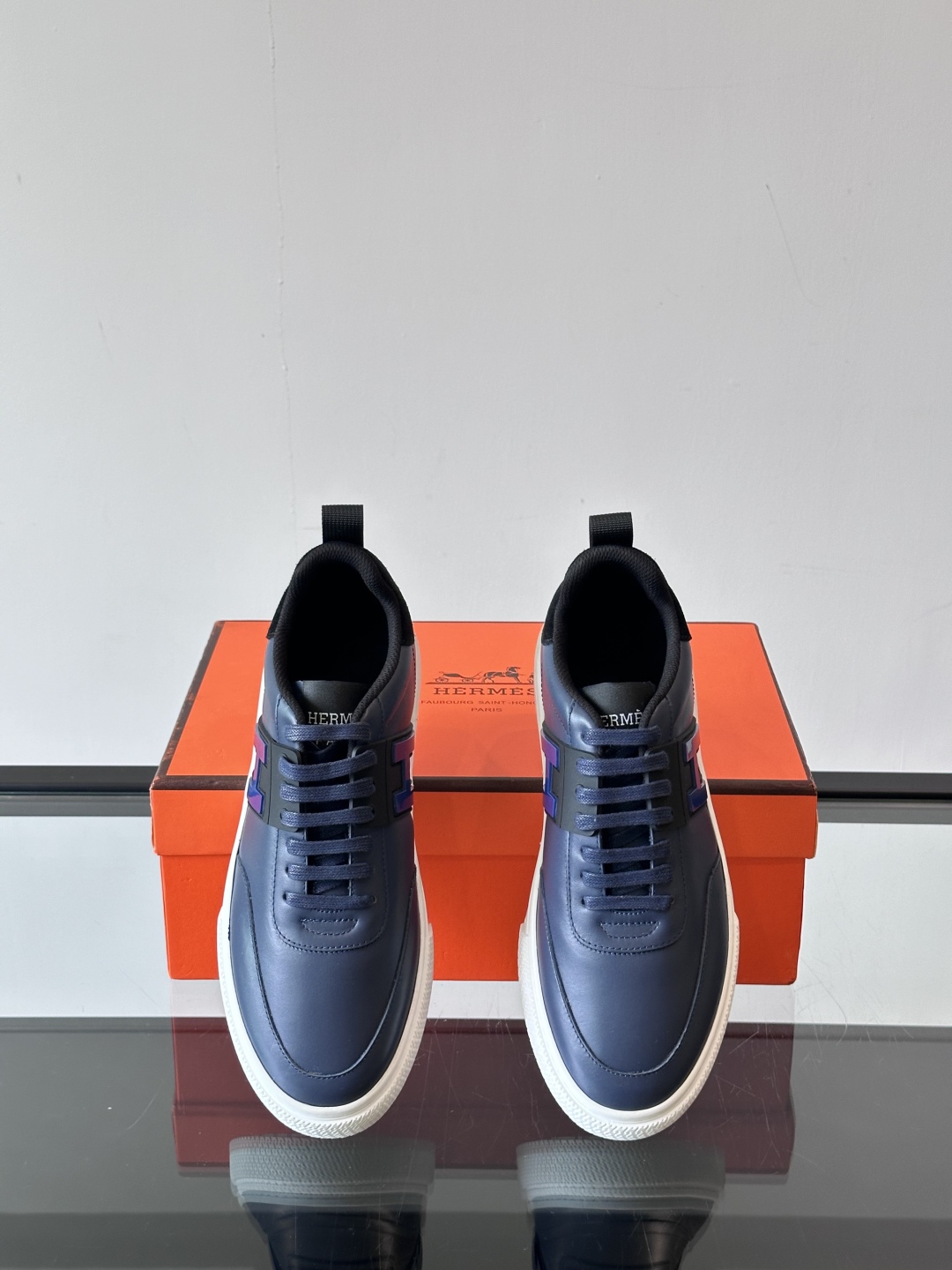 Hermès/爱马仕 男士keeP皮革休闲运动鞋👟这款运动鞋设计线条简约流畅，结合空气动力学设计的3CM