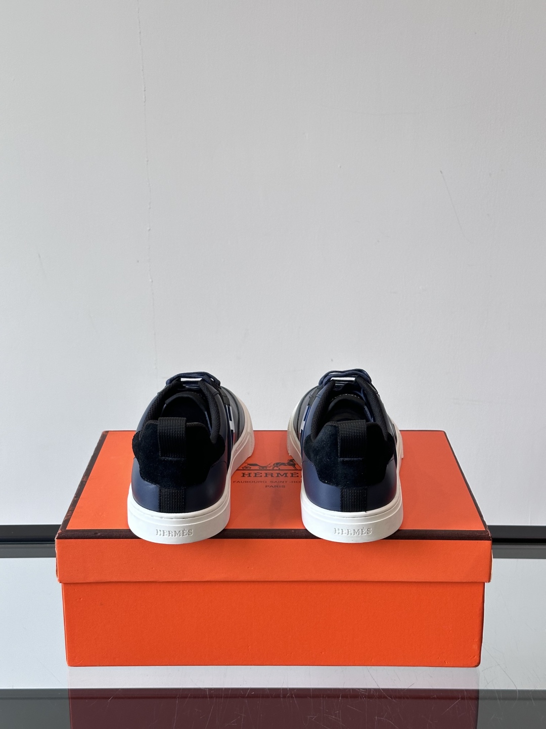 Hermès/爱马仕 男士keeP皮革休闲运动鞋👟这款运动鞋设计线条简约流畅，结合空气动力学设计的3CM