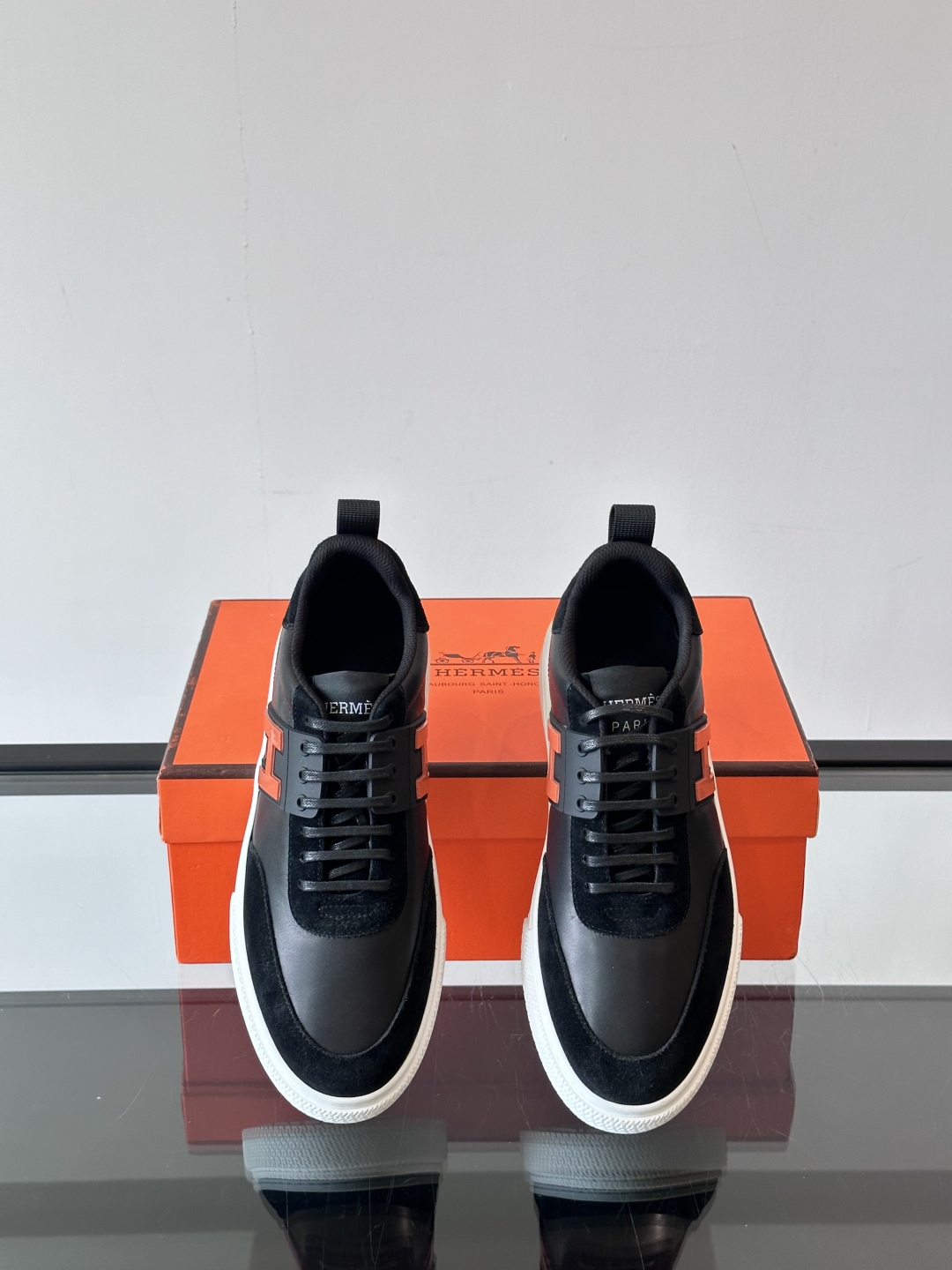Hermès/爱马仕 男士keeP皮革休闲运动鞋👟这款运动鞋设计线条简约流畅，结合空气动力学设计的3CM