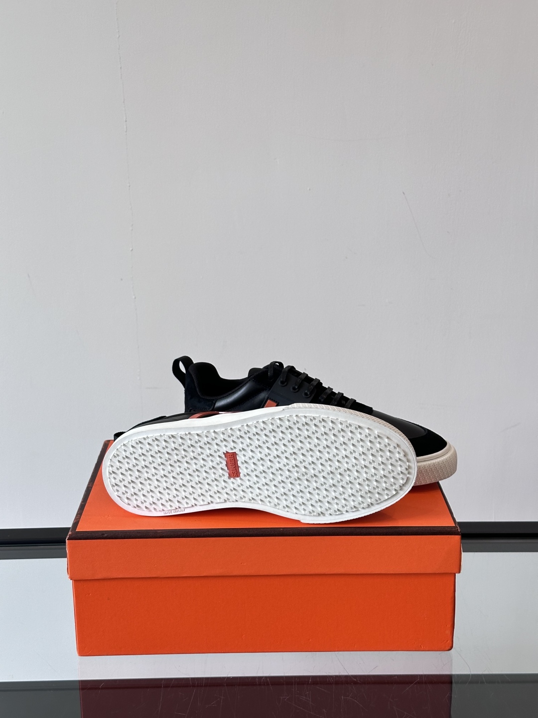 Hermès/爱马仕 男士keeP皮革休闲运动鞋👟这款运动鞋设计线条简约流畅，结合空气动力学设计的3CM