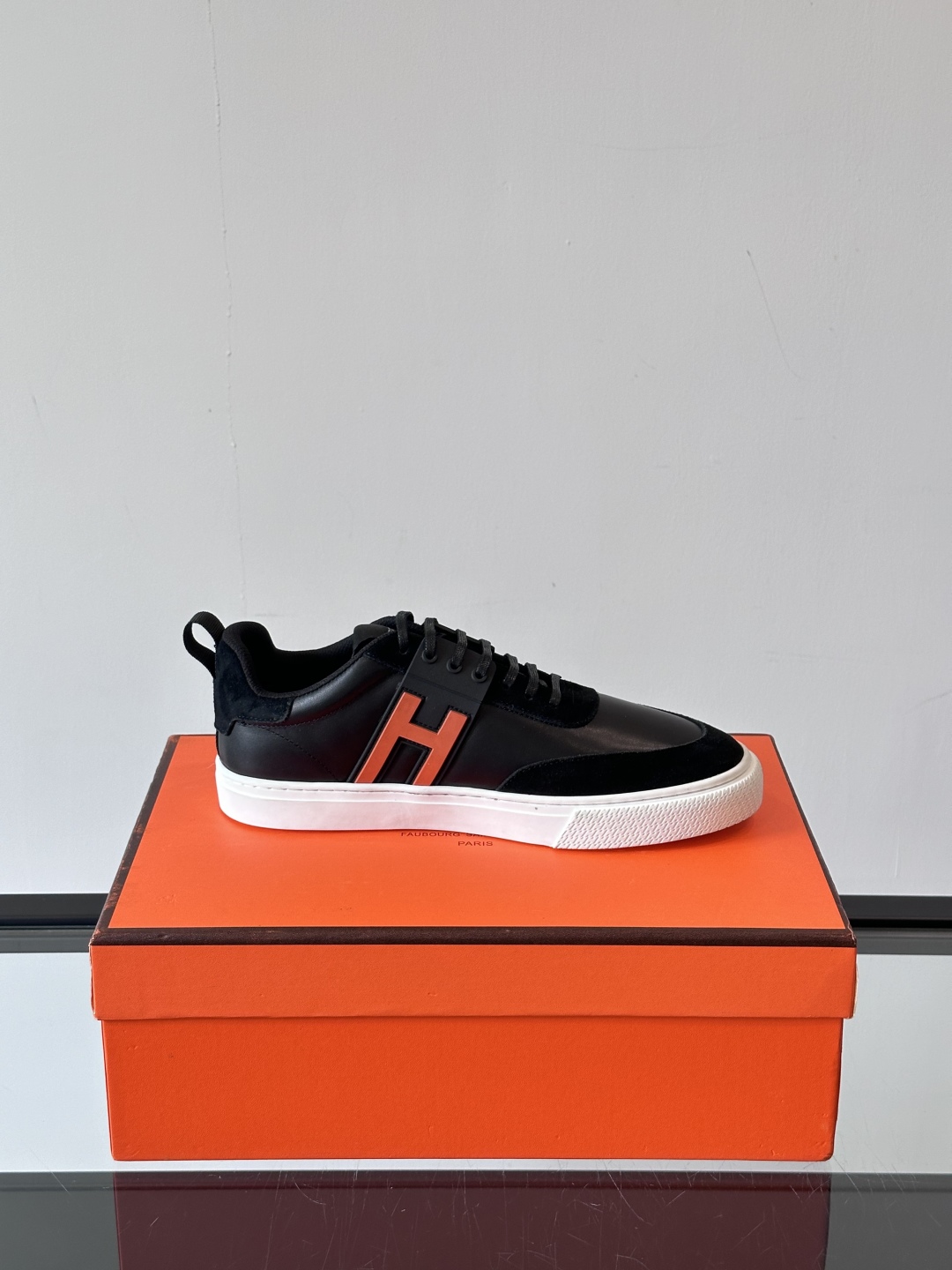 Hermès/爱马仕 男士keeP皮革休闲运动鞋👟这款运动鞋设计线条简约流畅，结合空气动力学设计的3CM