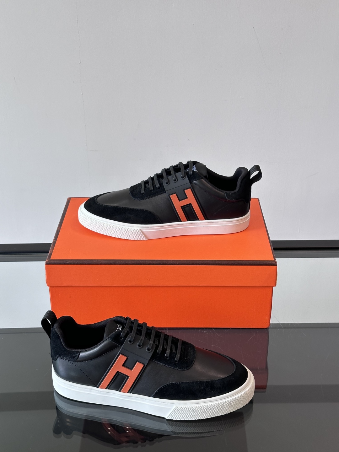 Hermès/爱马仕 男士keeP皮革休闲运动鞋👟这款运动鞋设计线条简约流畅，结合空气动力学设计的3CM