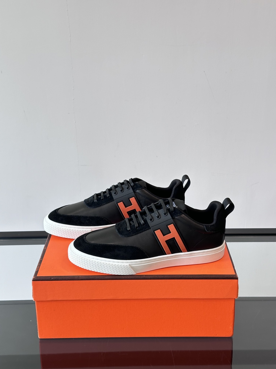 Hermès/爱马仕 男士keeP皮革休闲运动鞋👟这款运动鞋设计线条简约流畅，结合空气动力学设计的3CM