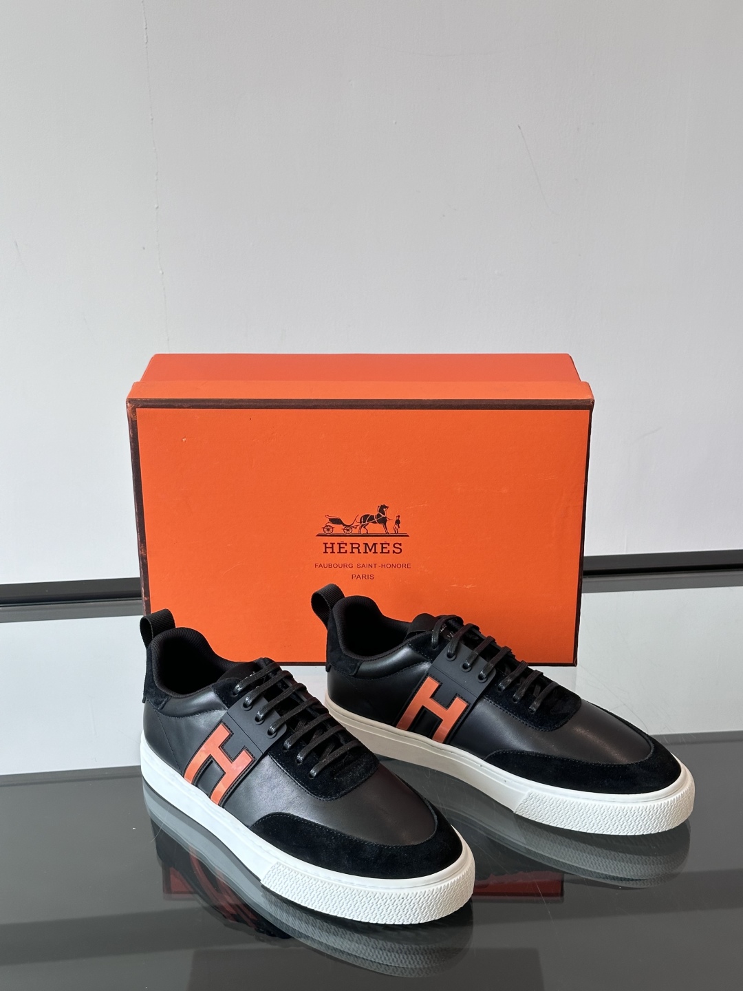 Hermès/爱马仕 男士keeP皮革休闲运动鞋👟这款运动鞋设计线条简约流畅，结合空气动力学设计的3CM