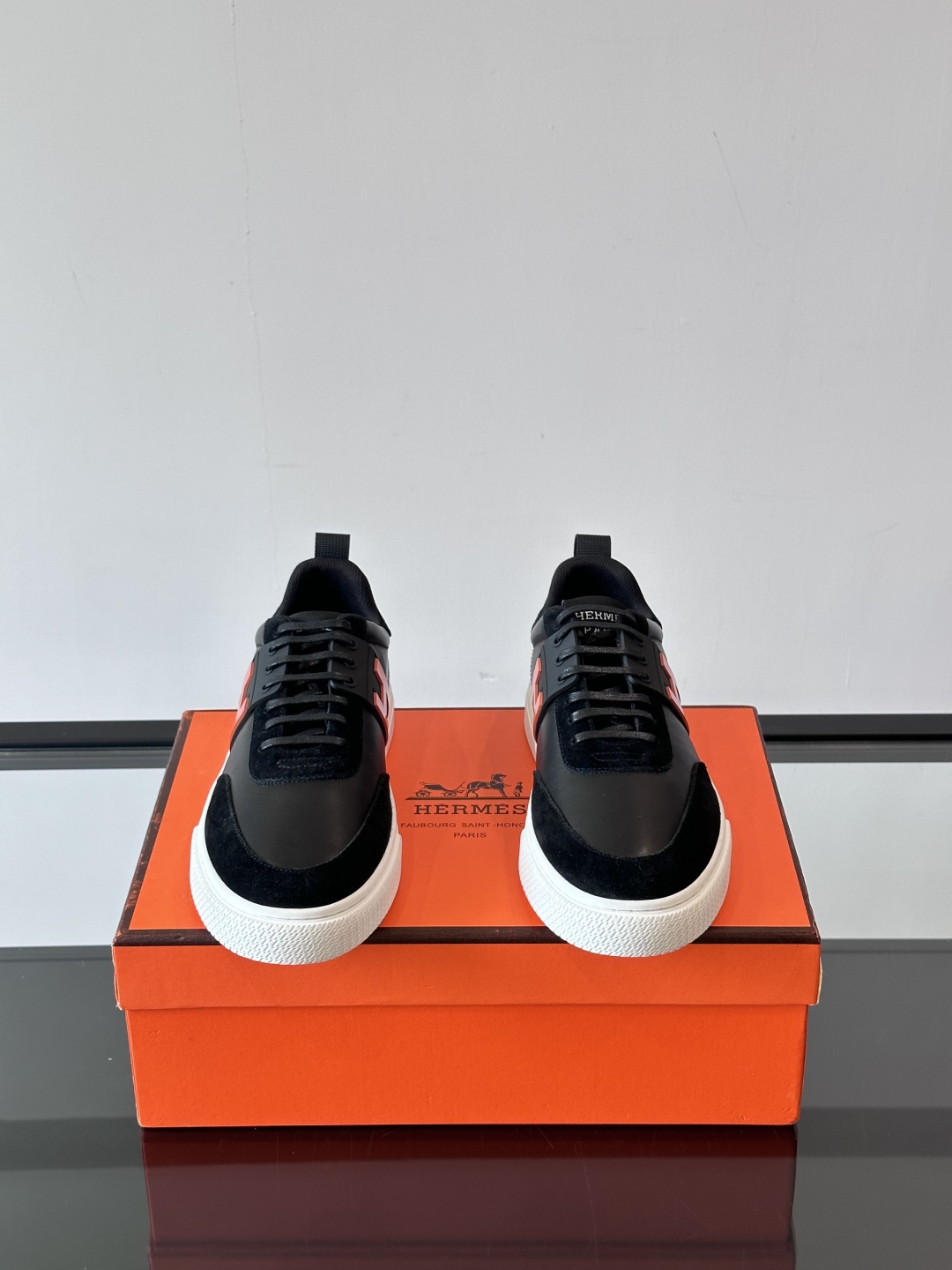 Hermès/爱马仕 男士keeP皮革休闲运动鞋👟这款运动鞋设计线条简约流畅，结合空气动力学设计的3CM