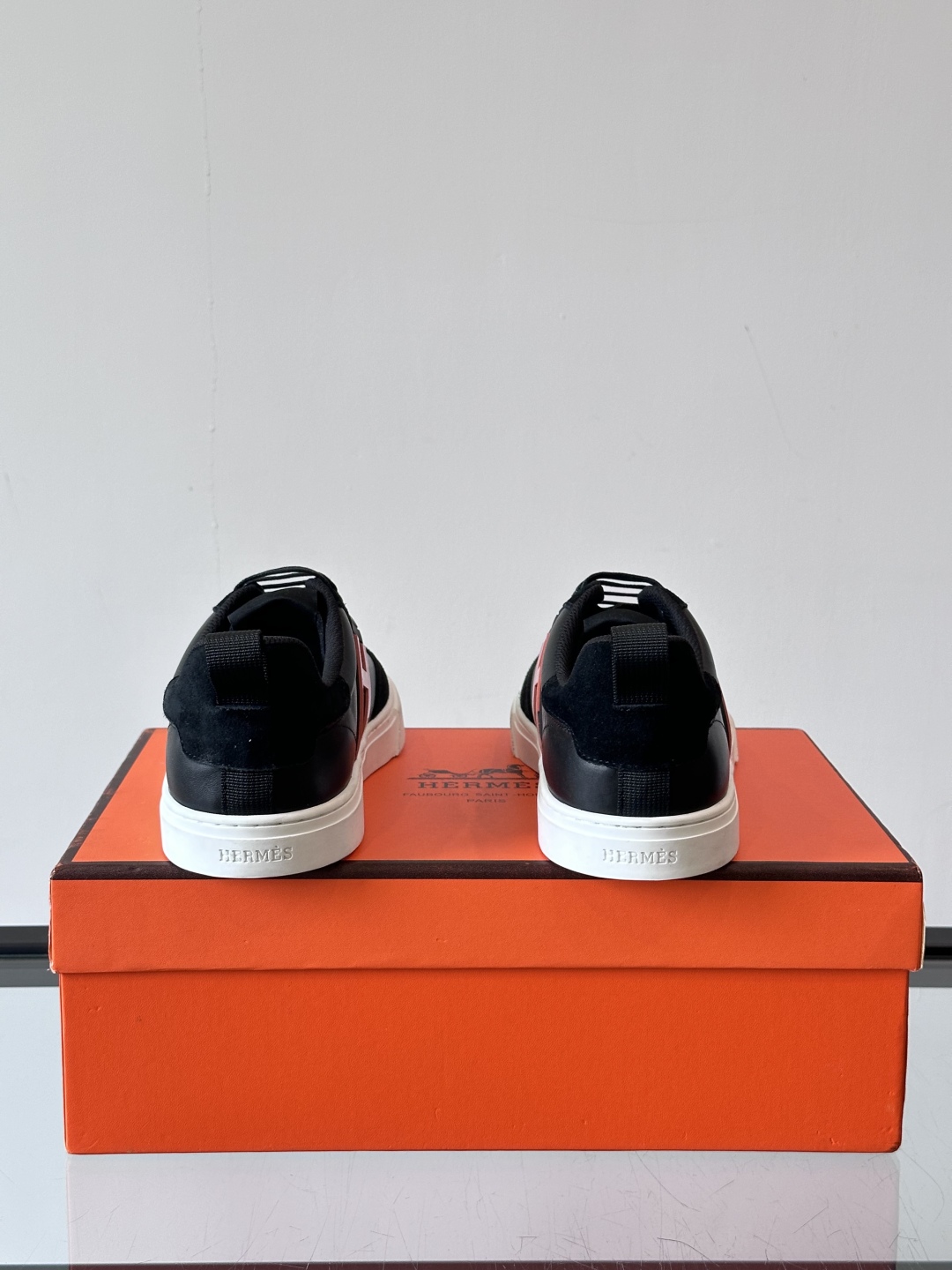 Hermès/爱马仕 男士keeP皮革休闲运动鞋👟这款运动鞋设计线条简约流畅，结合空气动力学设计的3CM