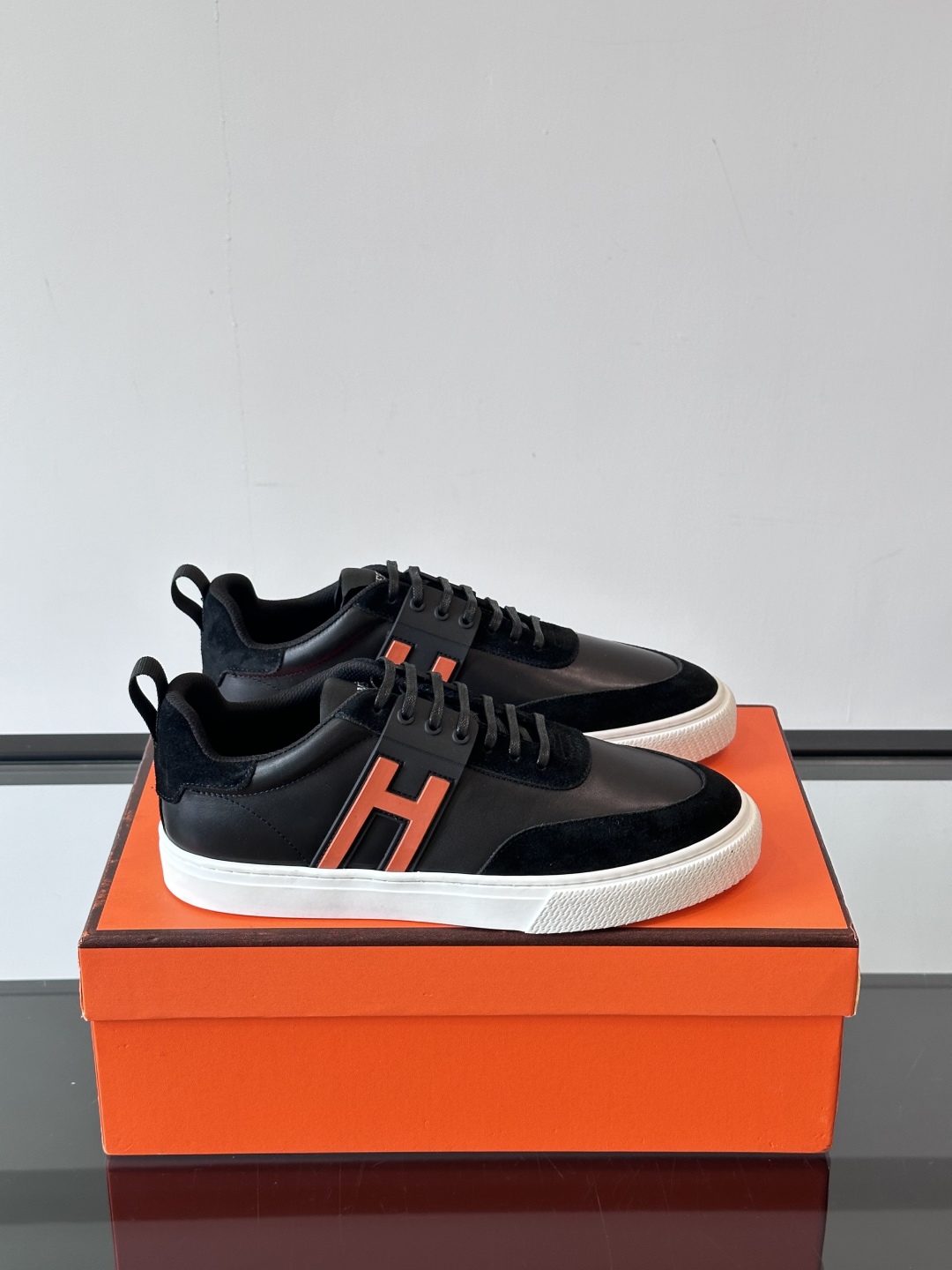 Hermès/爱马仕 男士keeP皮革休闲运动鞋👟这款运动鞋设计线条简约流畅，结合空气动力学设计的3CM