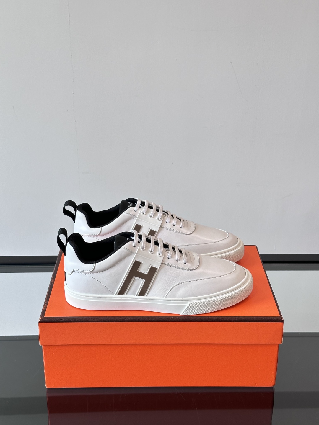 Hermès/爱马仕 男士keeP皮革休闲运动鞋👟这款运动鞋设计线条简约流畅，结合空气动力学设计的3CM