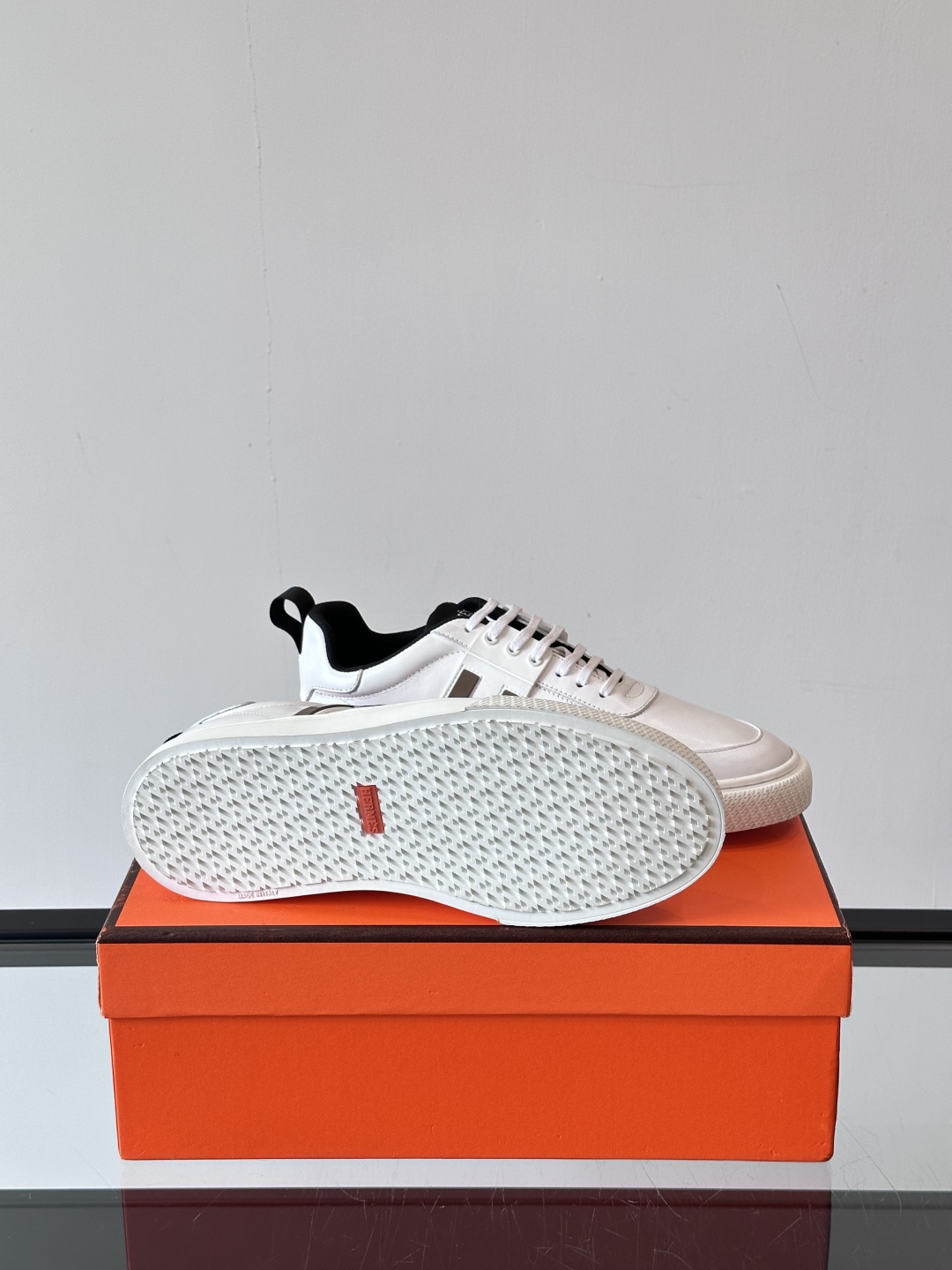 Hermès/爱马仕 男士keeP皮革休闲运动鞋👟这款运动鞋设计线条简约流畅，结合空气动力学设计的3CM