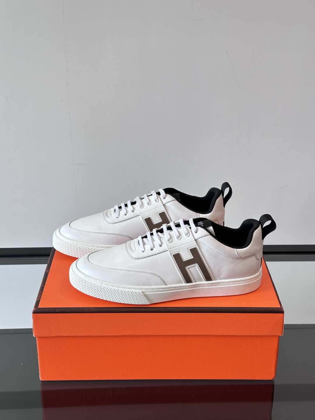 Hermès/爱马仕 男士keeP皮革休闲运动鞋👟这款运动鞋设计线条简约流畅，结合空气动力学设计的3CM