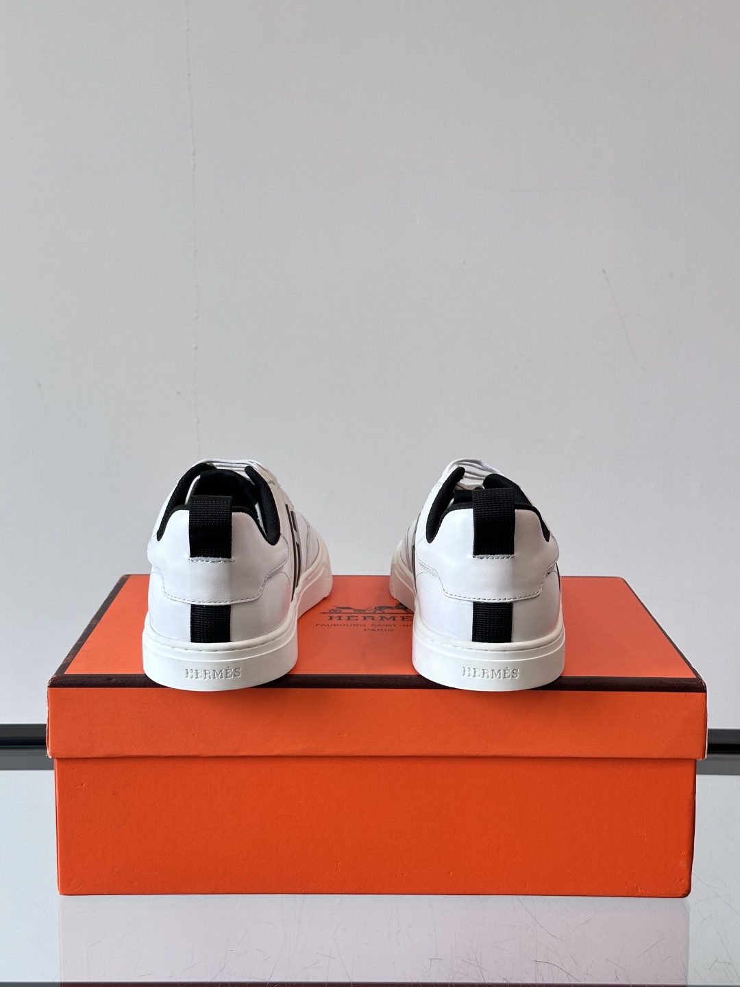 Hermès/爱马仕 男士keeP皮革休闲运动鞋👟这款运动鞋设计线条简约流畅，结合空气动力学设计的3CM