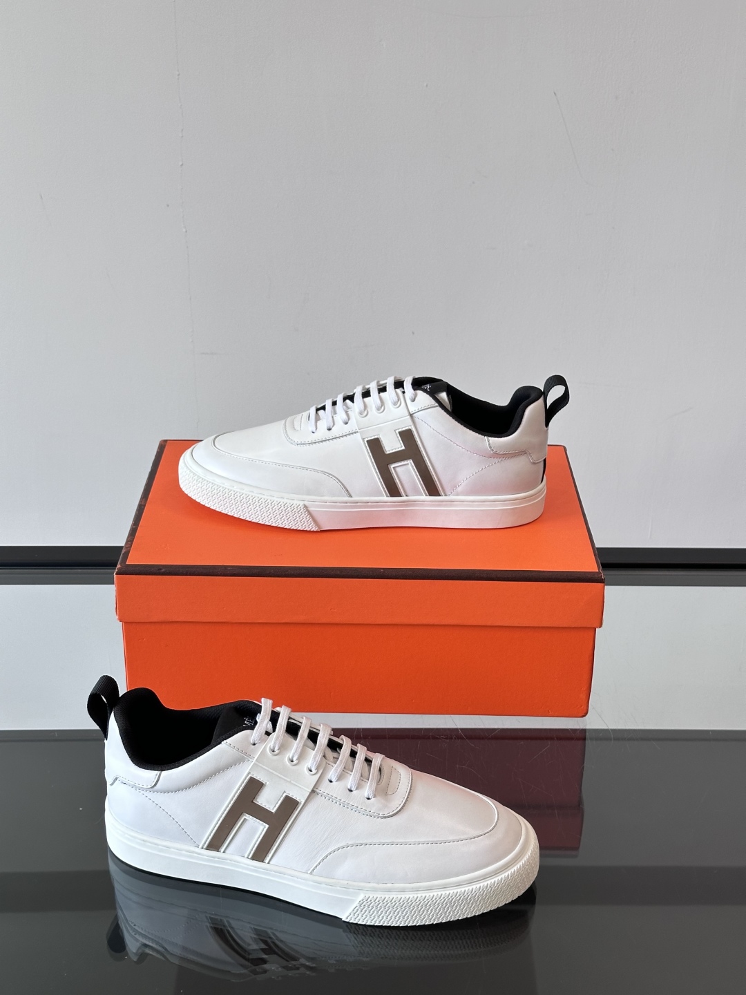Hermès/爱马仕 男士keeP皮革休闲运动鞋👟这款运动鞋设计线条简约流畅，结合空气动力学设计的3CM