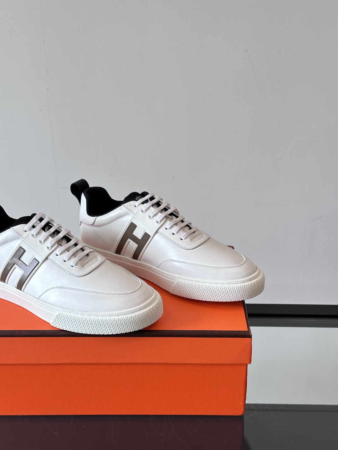 Hermès/爱马仕 男士keeP皮革休闲运动鞋👟这款运动鞋设计线条简约流畅，结合空气动力学设计的3CM