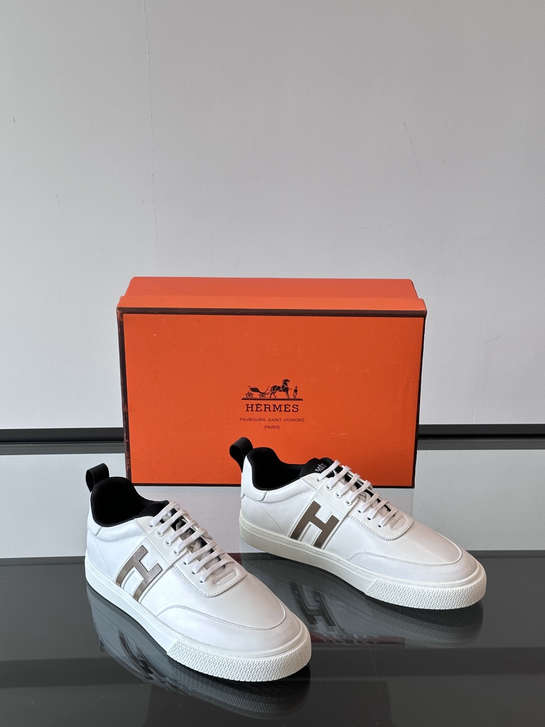 Hermès/爱马仕 男士keeP皮革休闲运动鞋👟这款运动鞋设计线条简约流畅，结合空气动力学设计的3CM