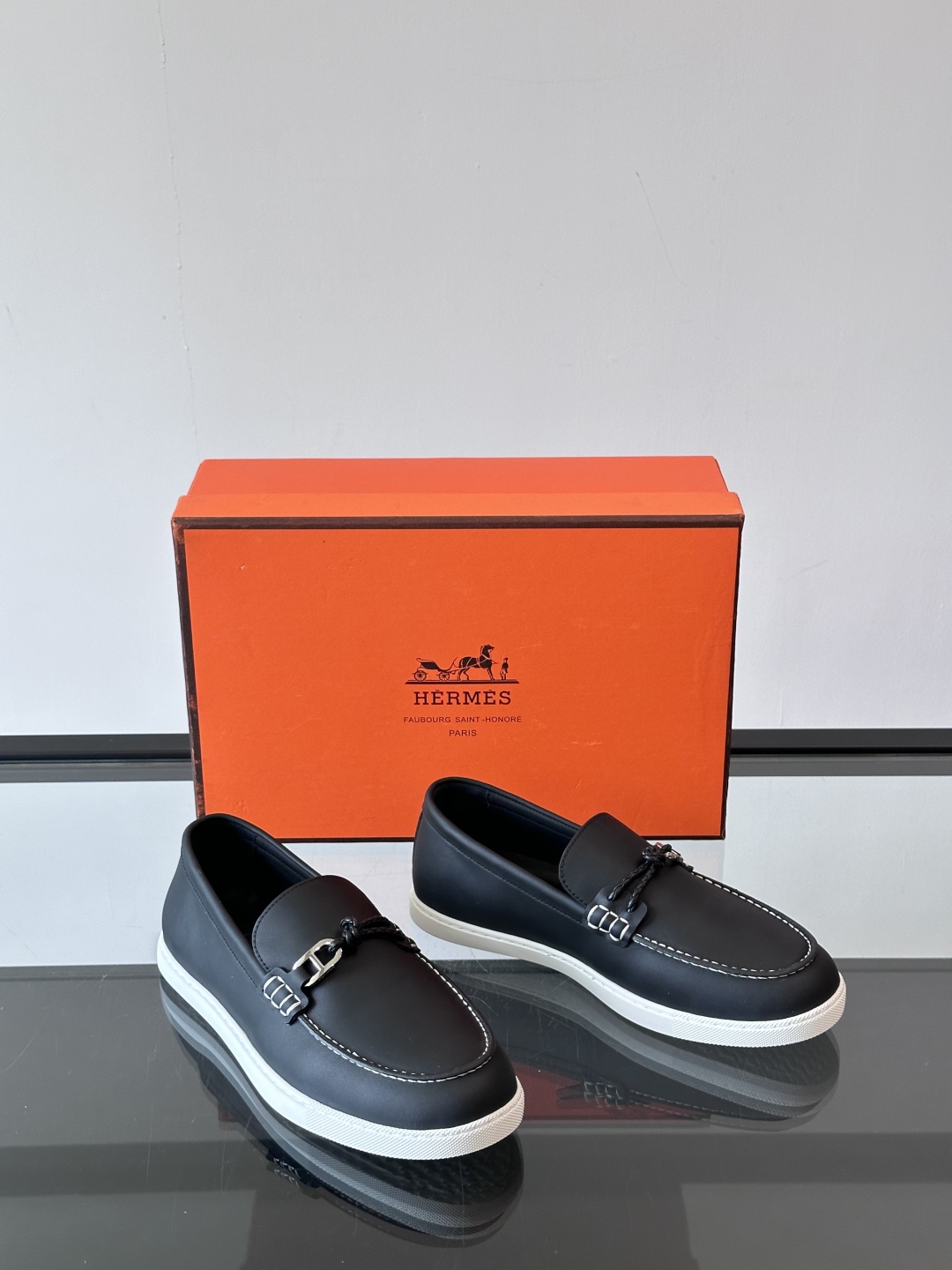 H爱马仕Ignacio乐福鞋👞。麂皮小牛皮乐福鞋，饰有皮革编绳和镀钯“Chaine d'Ancre”鞋扣