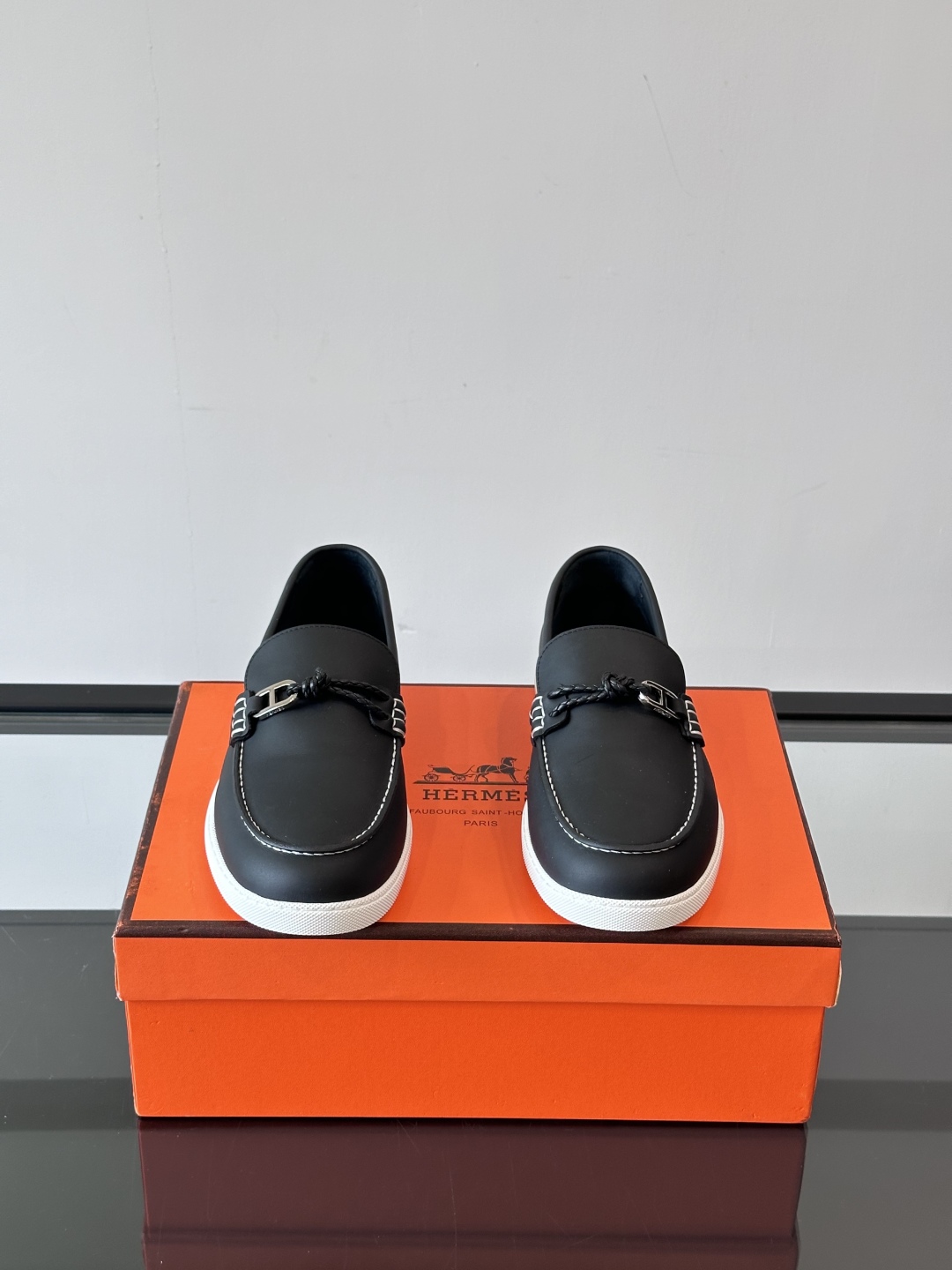 H爱马仕Ignacio乐福鞋👞。麂皮小牛皮乐福鞋，饰有皮革编绳和镀钯“Chaine d'Ancre”鞋扣