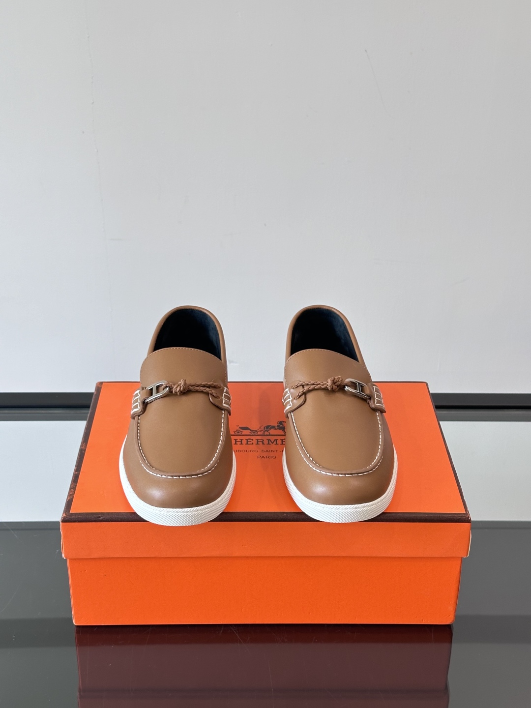 H爱马仕Ignacio乐福鞋👞。麂皮小牛皮乐福鞋，饰有皮革编绳和镀钯“Chaine d'Ancre”鞋扣