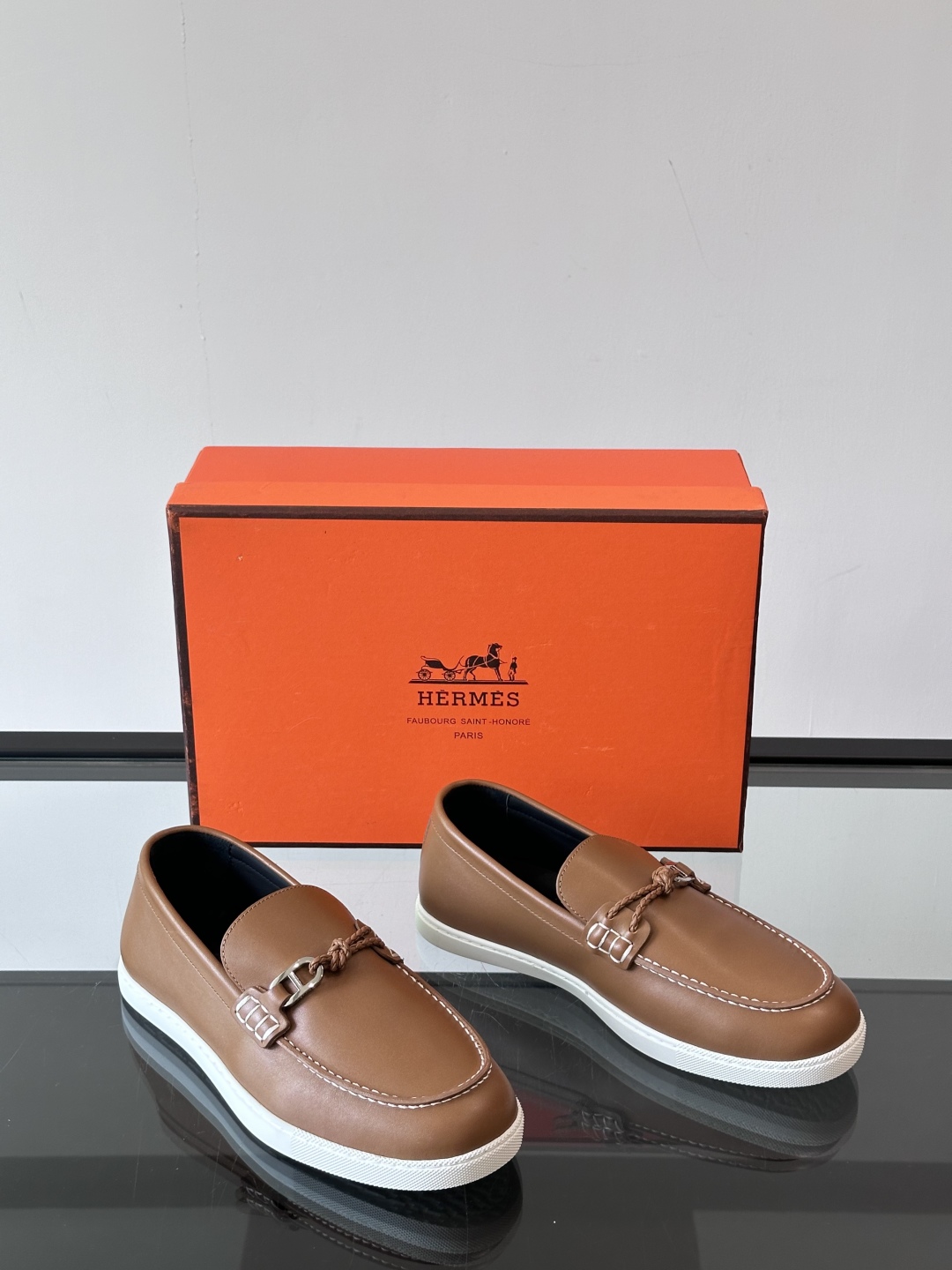 H爱马仕Ignacio乐福鞋👞。麂皮小牛皮乐福鞋，饰有皮革编绳和镀钯“Chaine d'Ancre”鞋扣