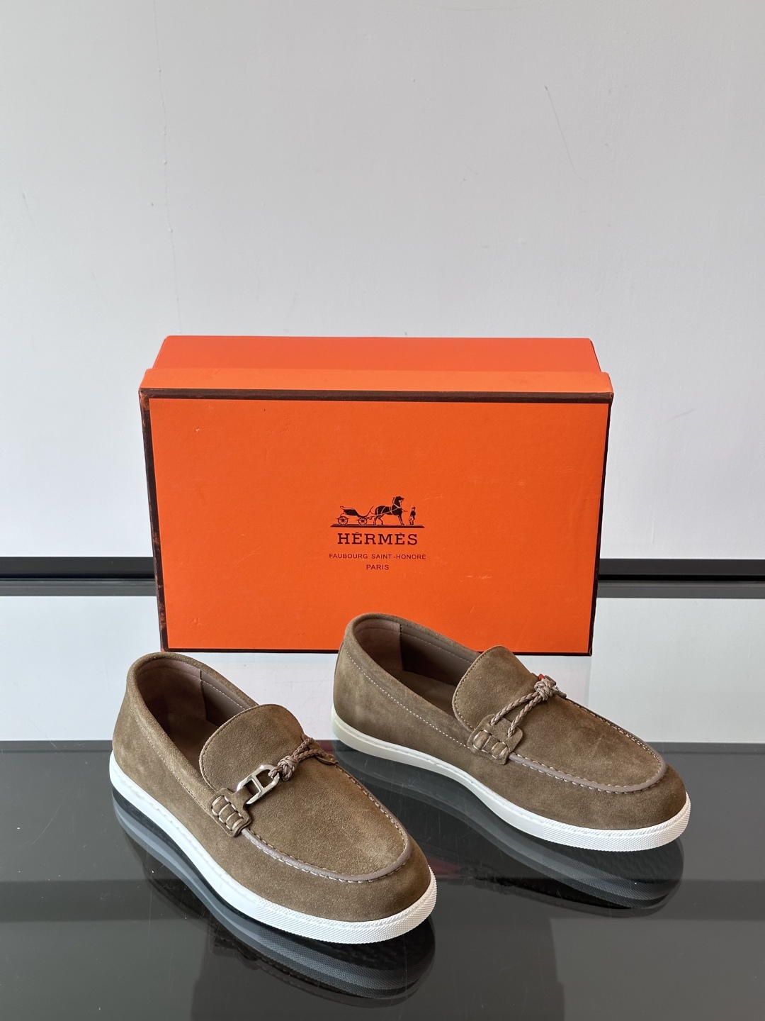H爱马仕Ignacio乐福鞋👞。麂皮小牛皮乐福鞋，饰有皮革编绳和镀钯“Chaine d'Ancre”鞋扣