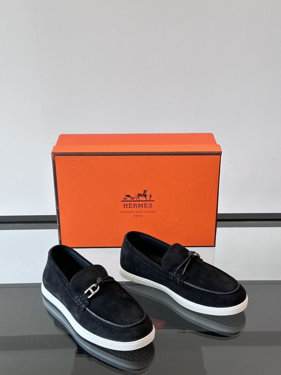 H爱马仕Ignacio乐福鞋👞。麂皮小牛皮乐福鞋，饰有皮革编绳和镀钯“Chaine d'Ancre”鞋扣