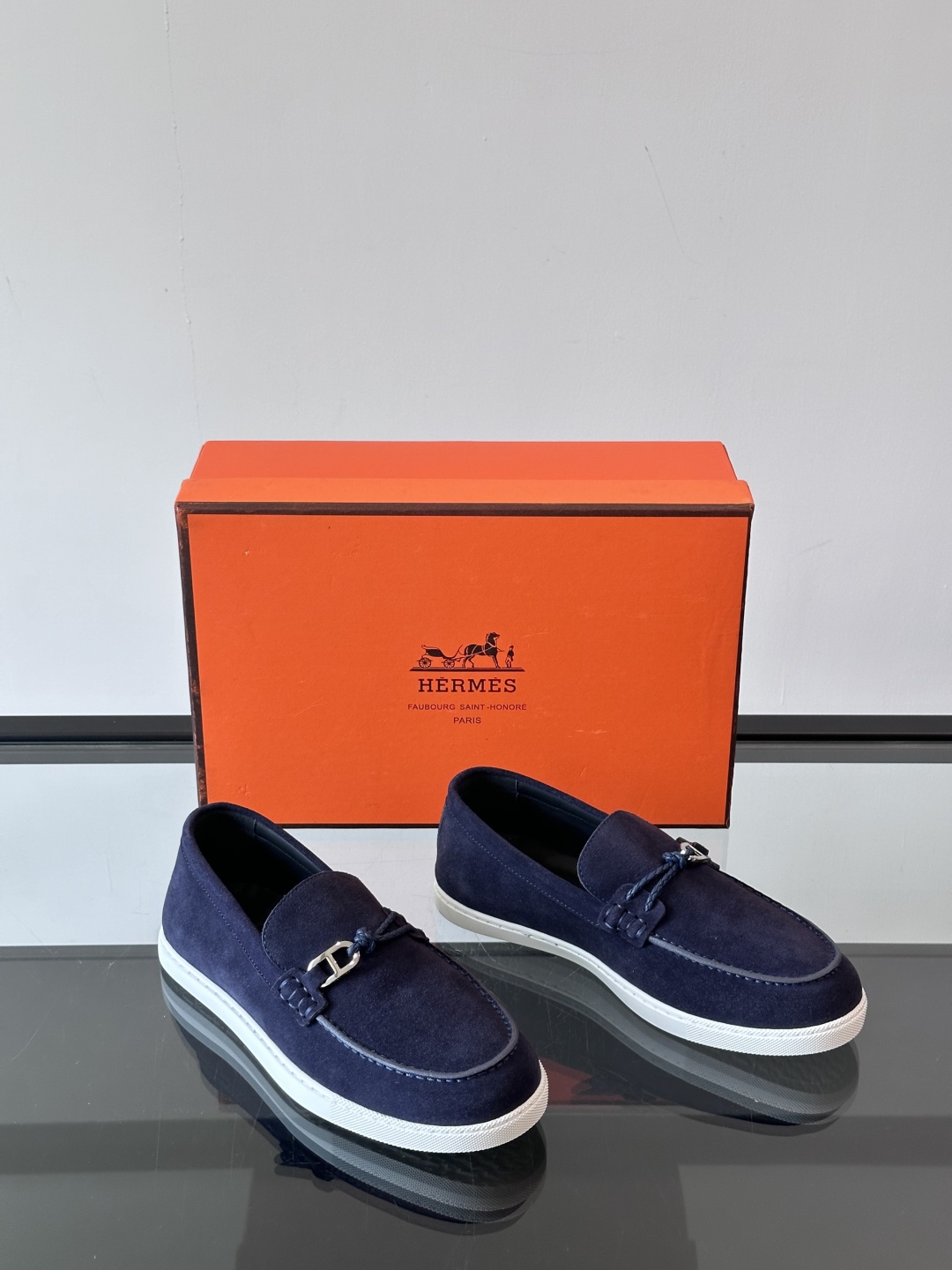 H爱马仕Ignacio乐福鞋👞。麂皮小牛皮乐福鞋，饰有皮革编绳和镀钯“Chaine d'Ancre”鞋扣